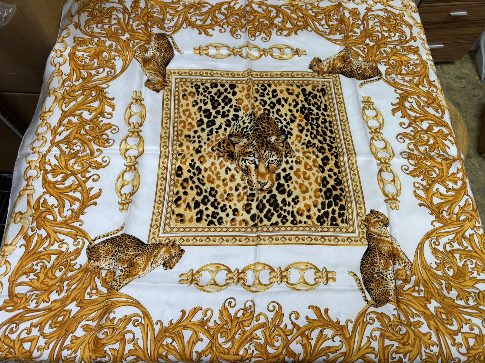 4G246 意大利製 100% silk 絲巾 豹款 90x90cm