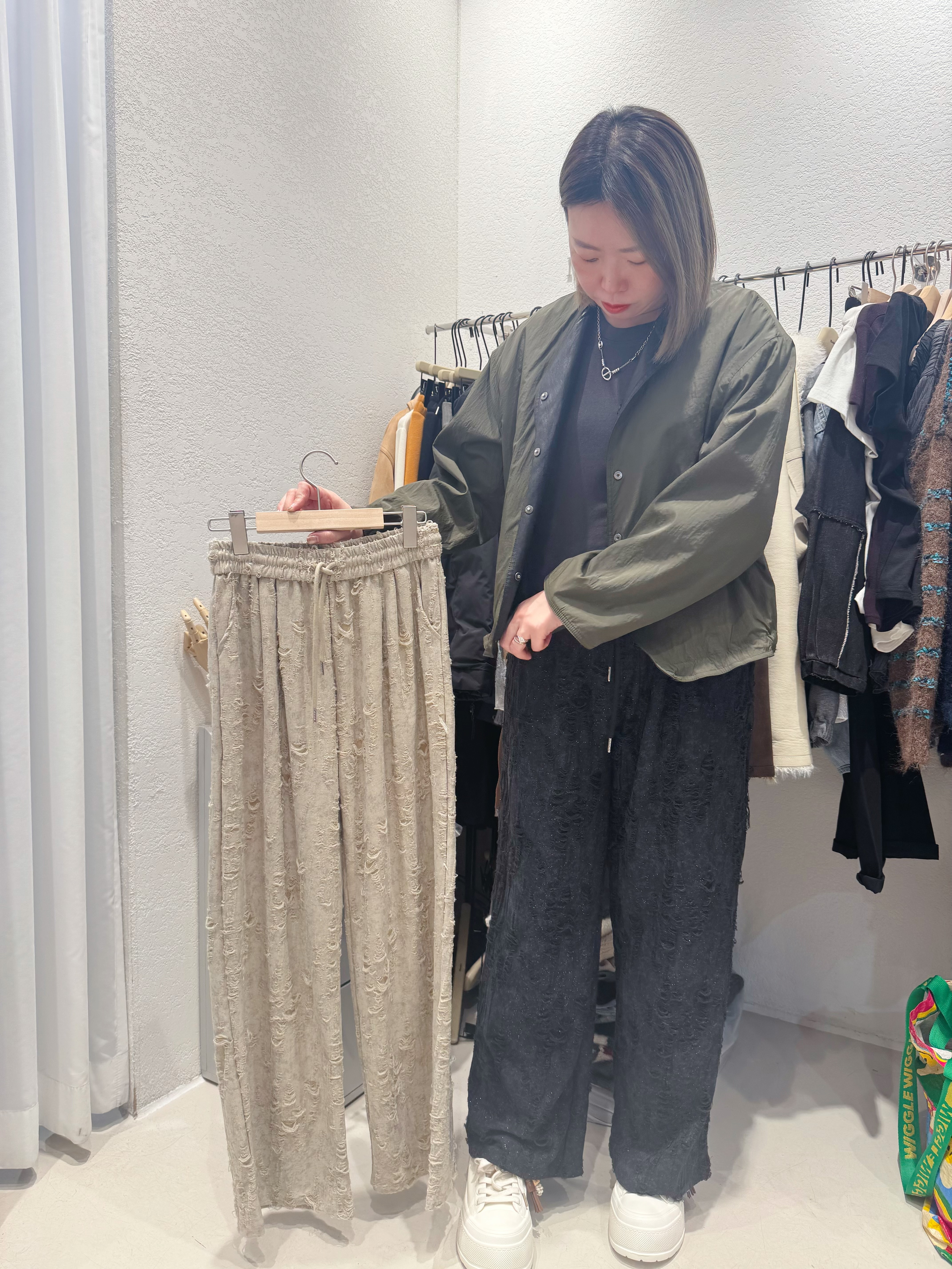 A1MO26 破爛幼閃闊褲*2色