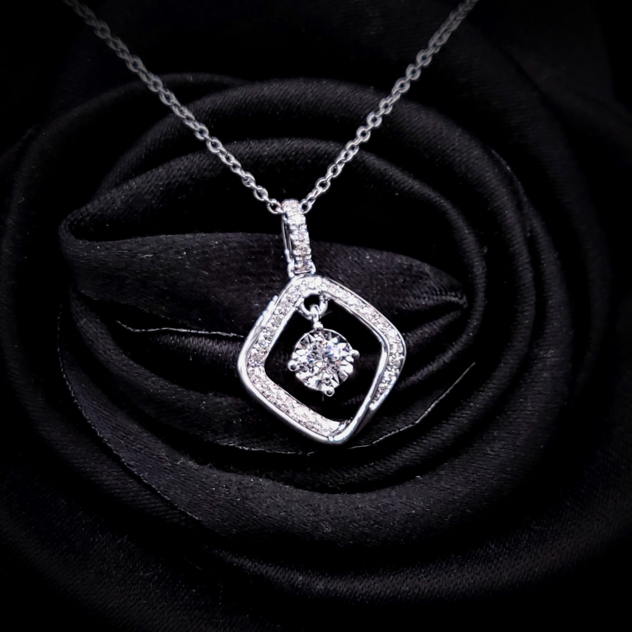 全新18K白金【單粒7份鑽石】配小鑽共16份鑽石吊墜