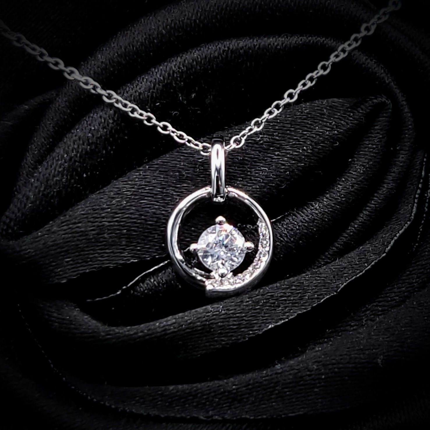 全新18K白金【單粒17份鑽石】配小鑽共20份鑽石吊墜