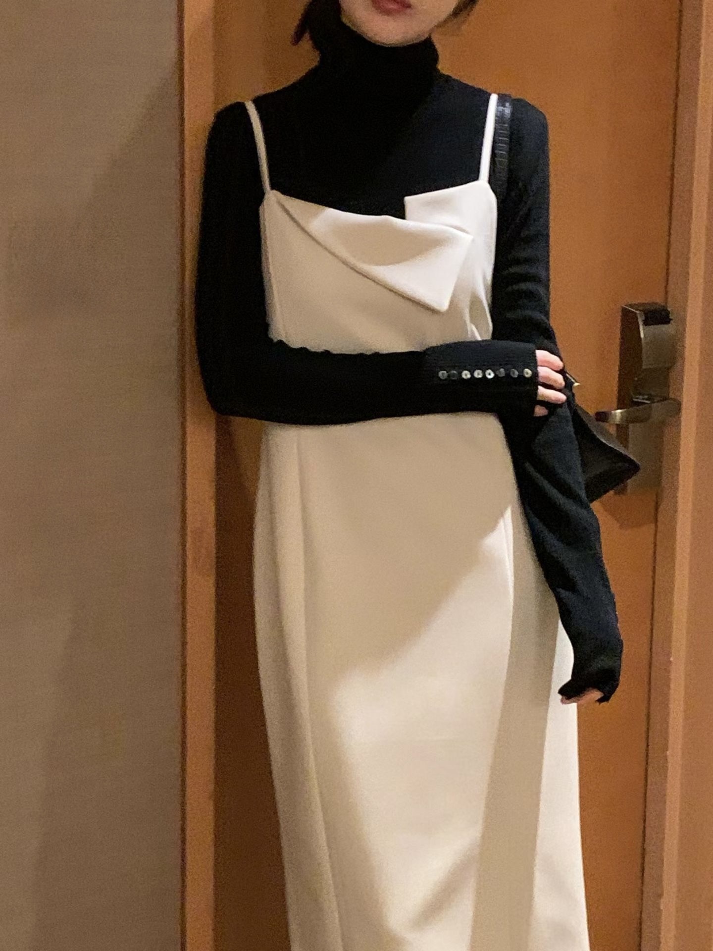 #228N613 小巧思的･貝殼光排鈕手袖羊毛高領上衣