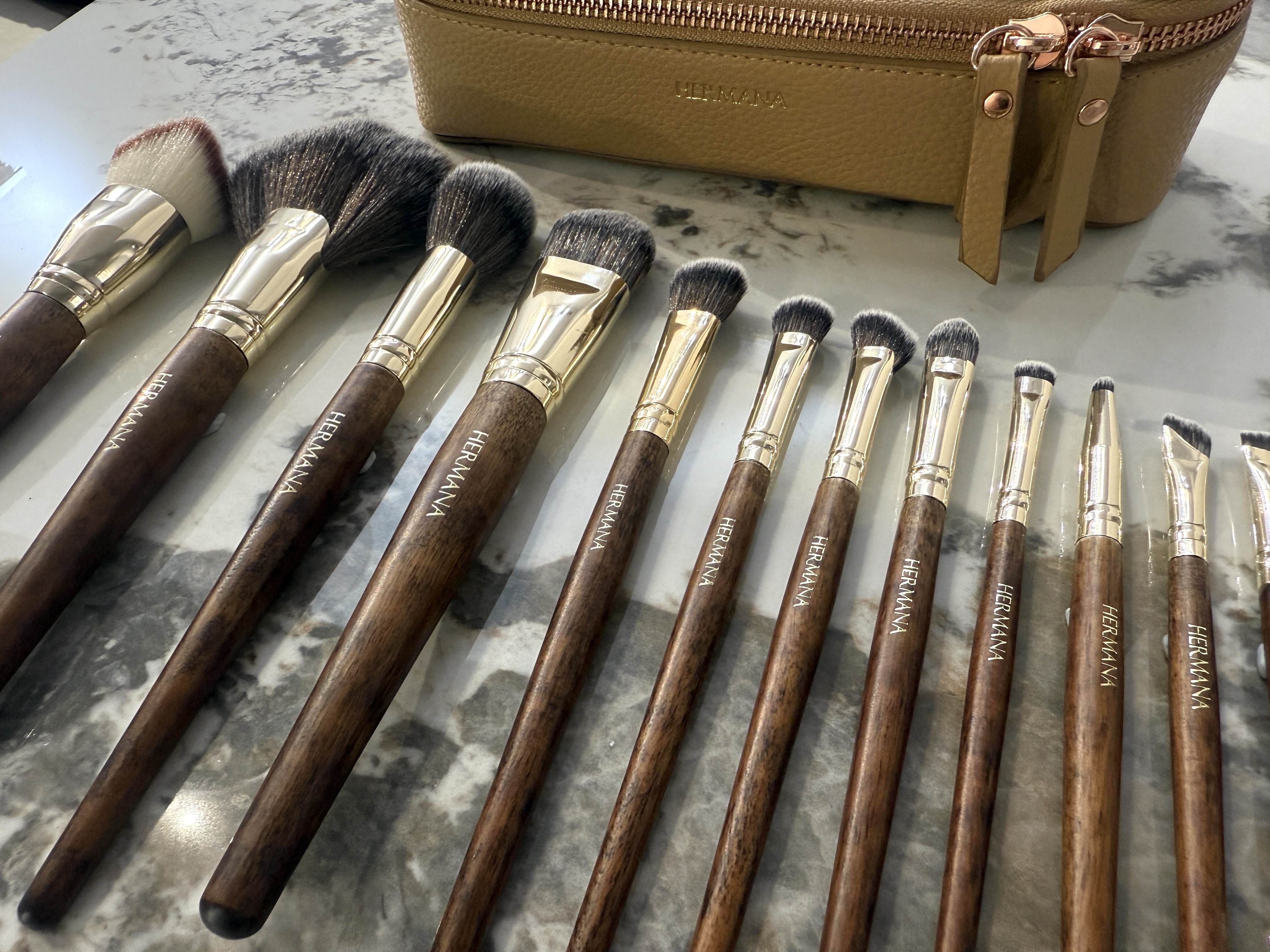 HERMANA 化妝掃套裝連袋（預購產品）