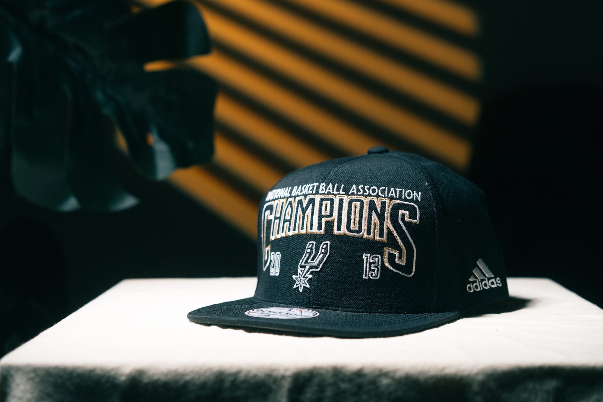 NBA帽子 San Antonio Spurs 聖安東尼奧馬刺 2013 西區 冠軍帽 黑 棒球帽 Adidas 可調式 全新