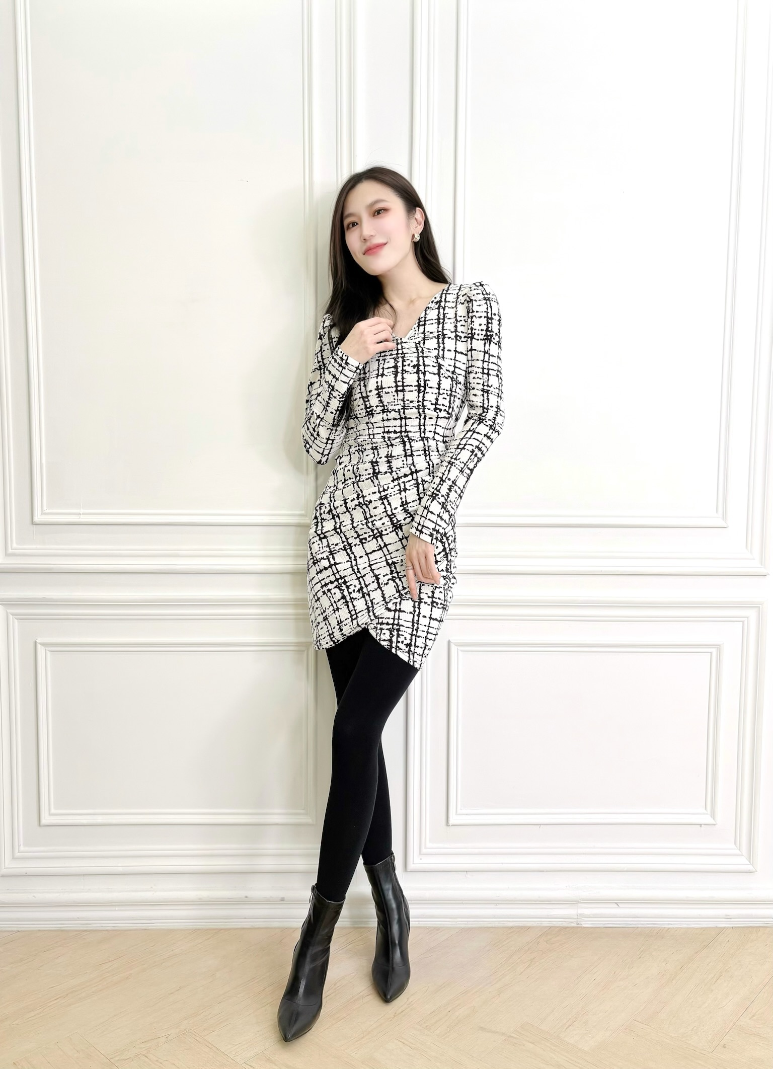 午夜微辣!格紋V領彈性短洋