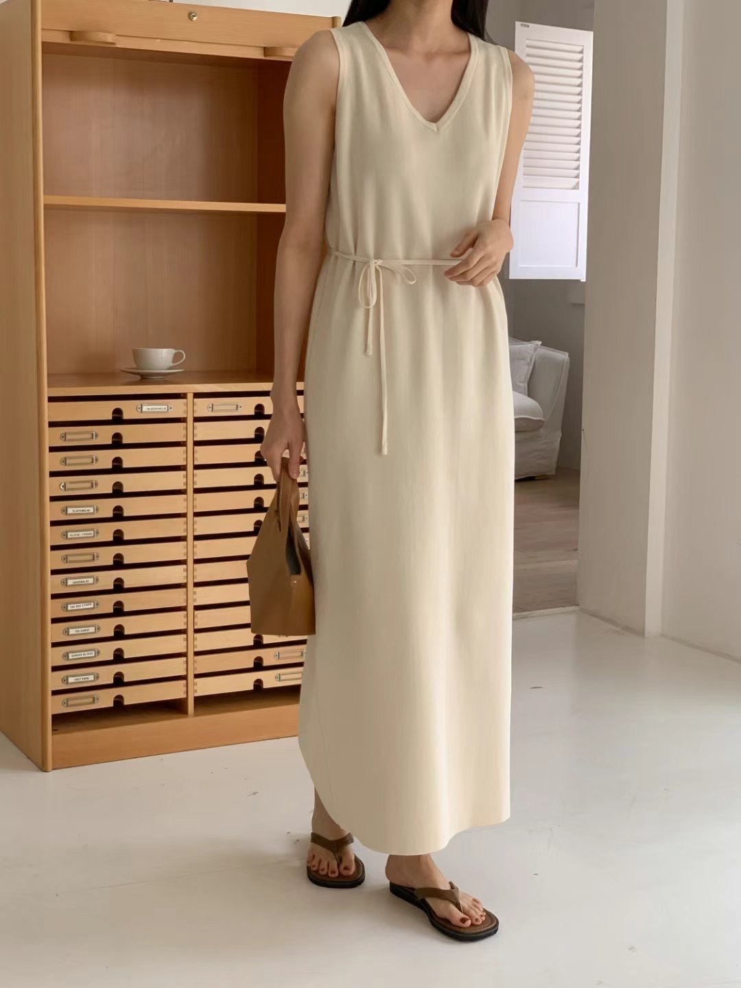 #228N463 不嫌多的，細腰帶背心款針織 OPS