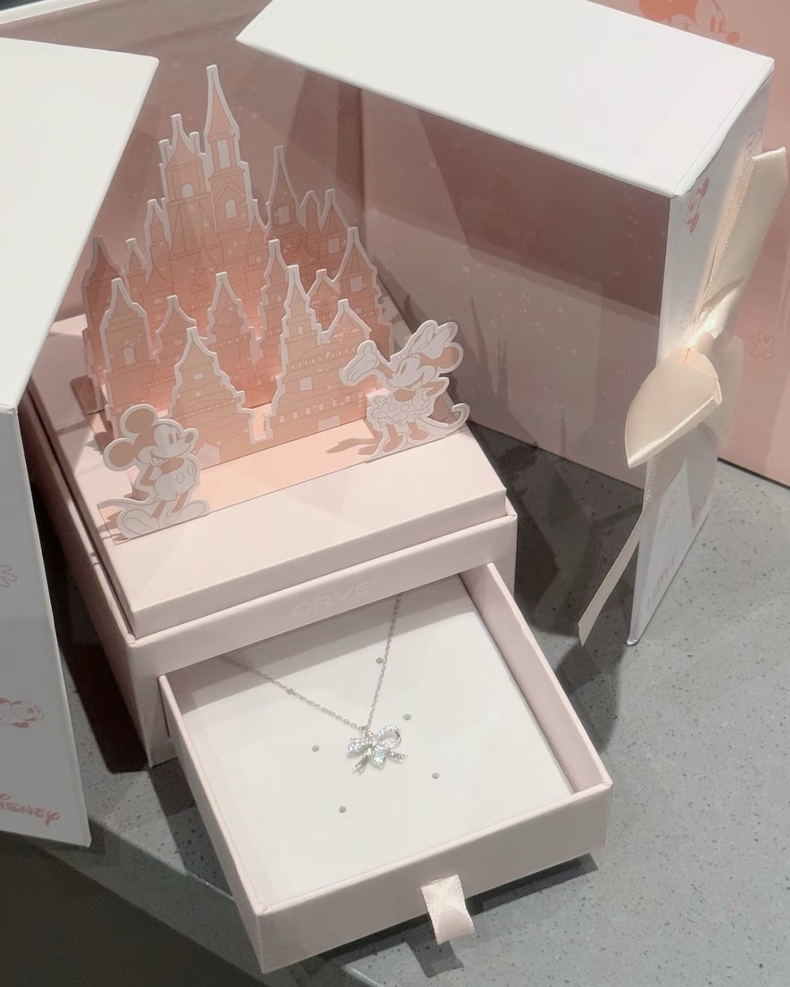 <迪士尼正版授權>新年限定🎀心動蝴蝶結滿鑽項鏈 手鍊 夢幻城堡禮盒組