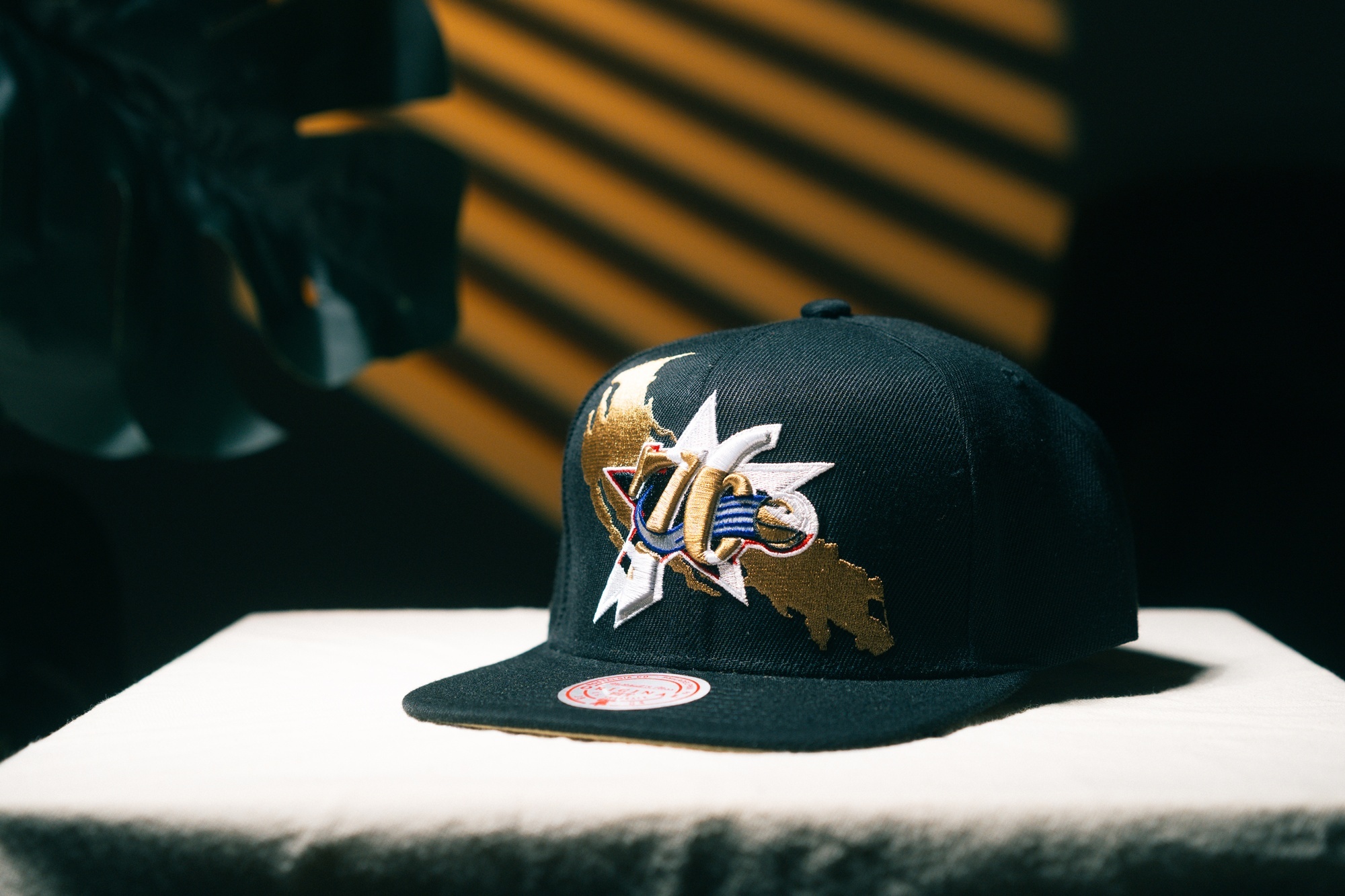 NBA帽子 Philadelphia 76ers 費城七六人 黑流星 潑墨金 棒球帽 M&N 可調式 全新