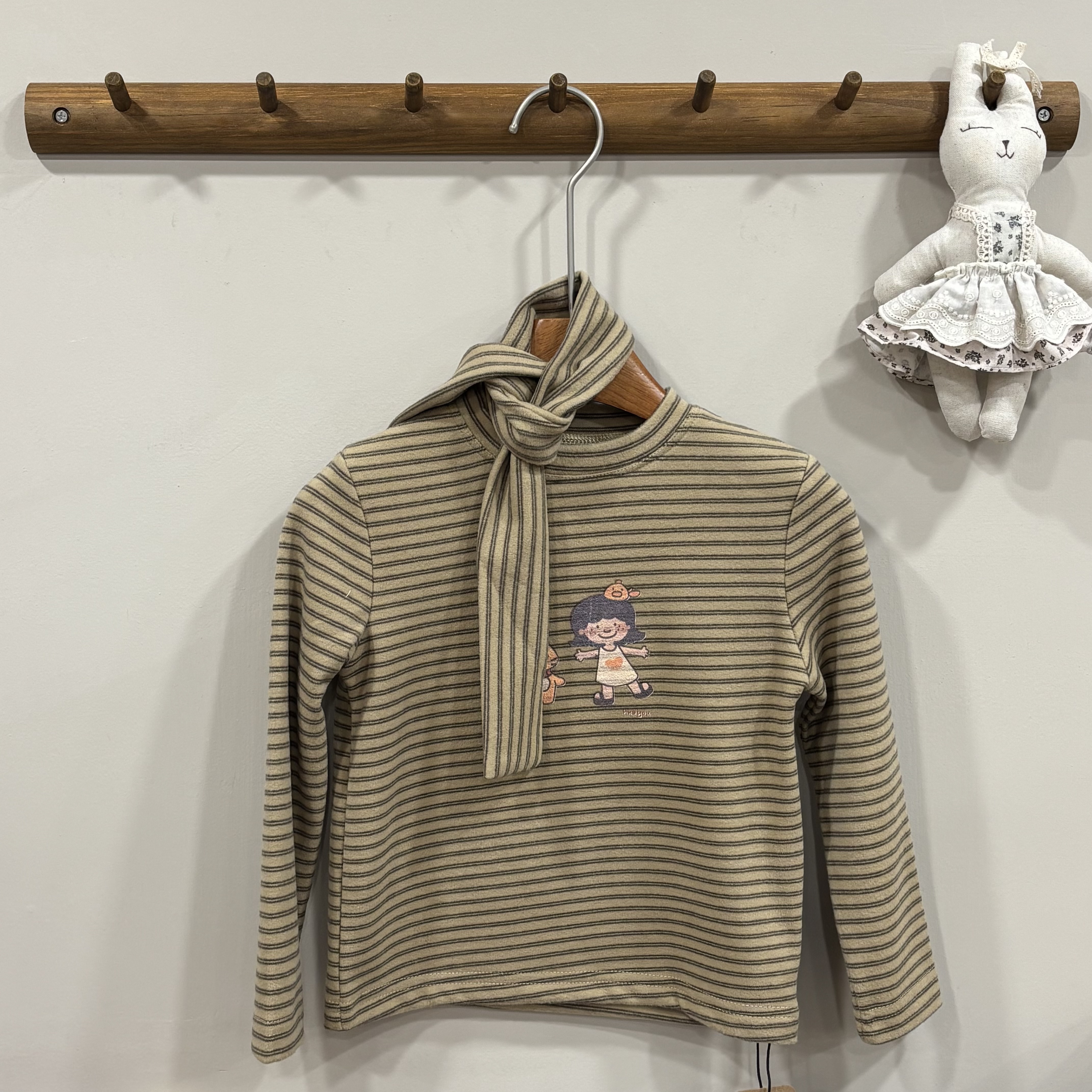 A03896可愛插畫條紋上衣（附圍脖）