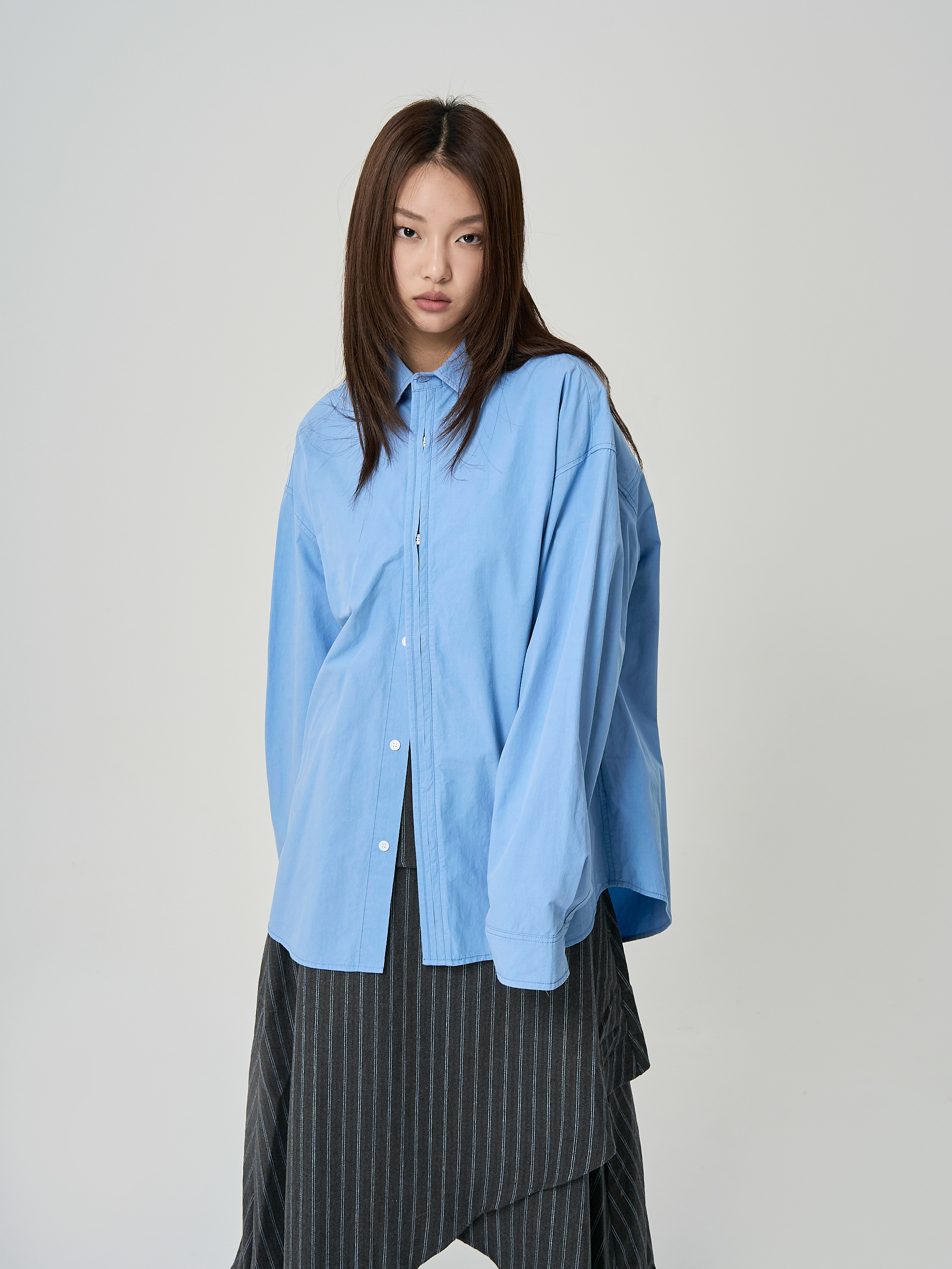 藍色寬鬆金屬標長袖襯衫
