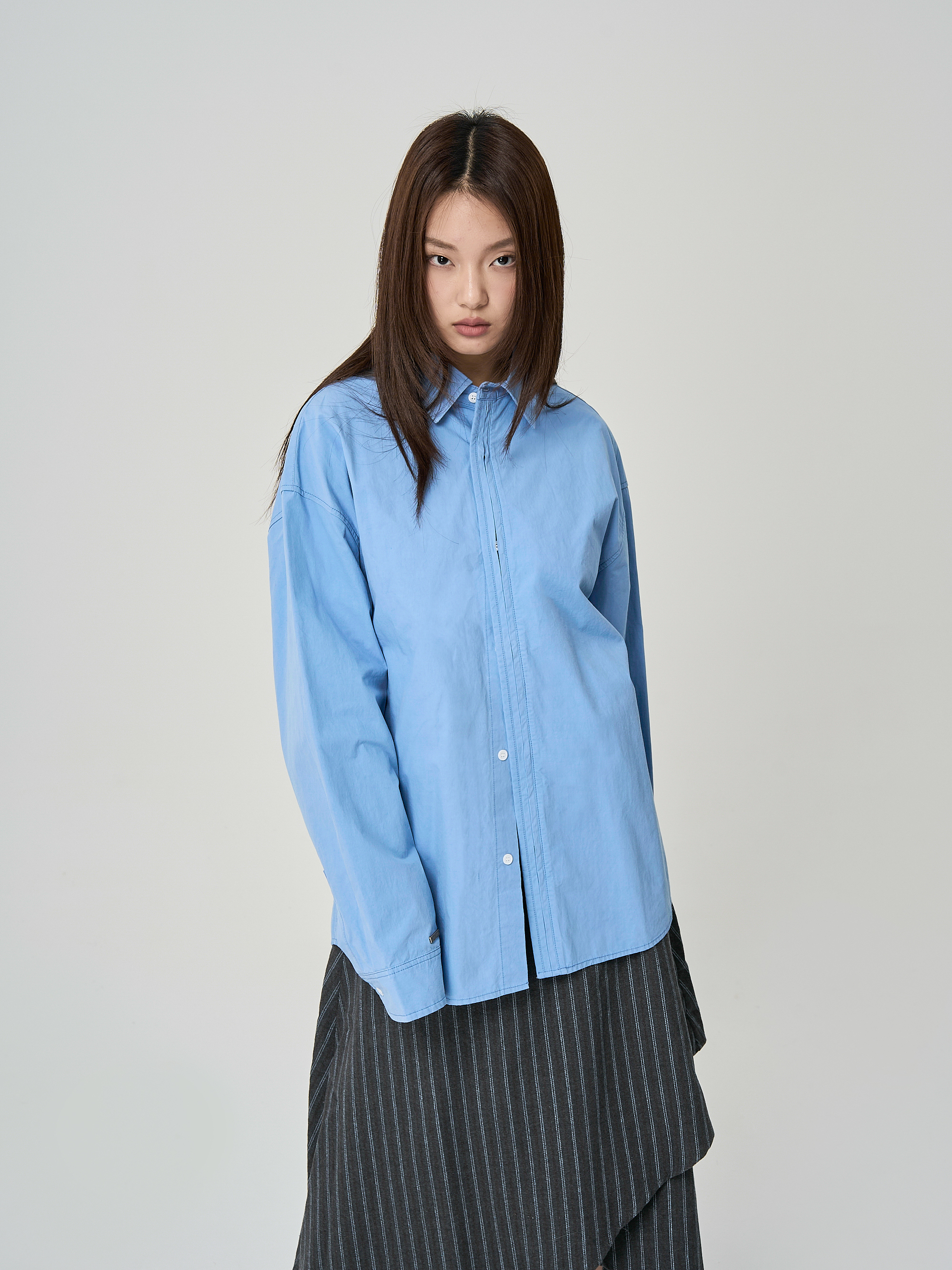 藍色寬鬆金屬標長袖襯衫