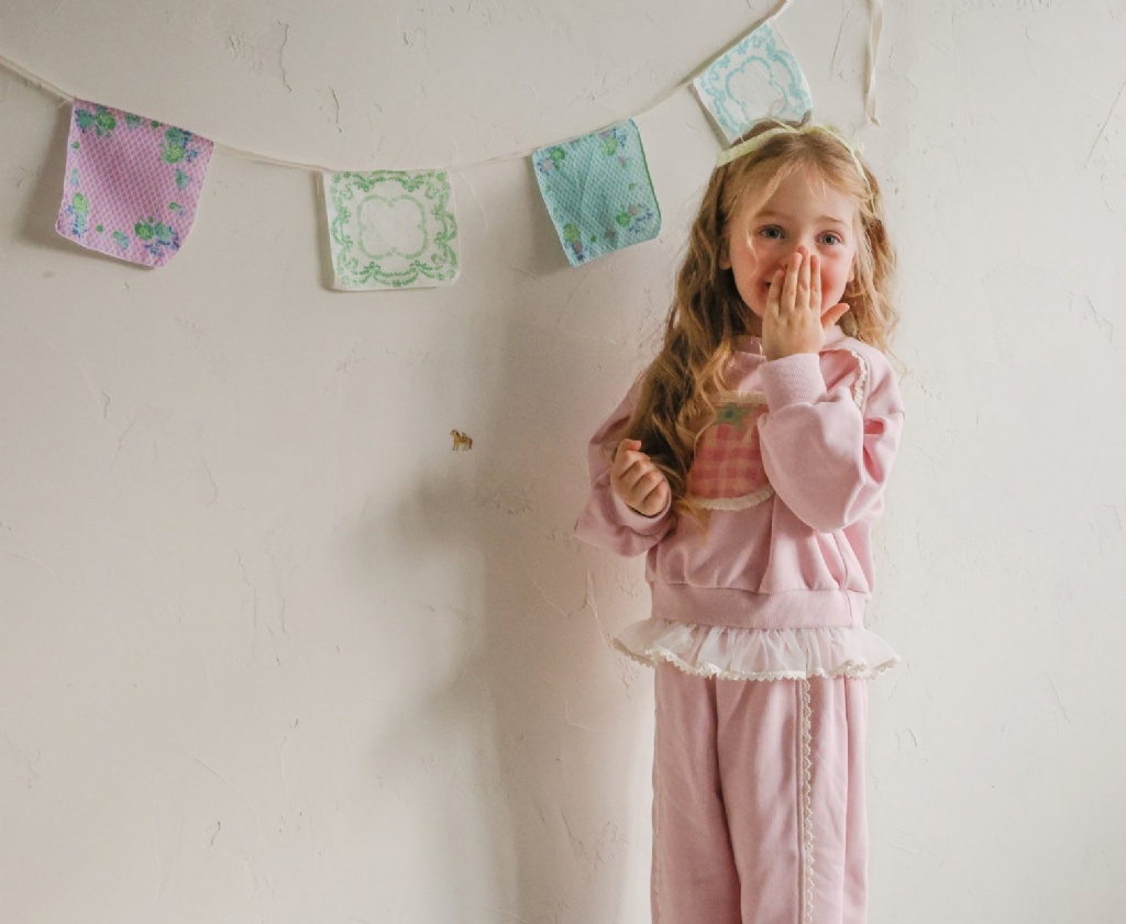 正韓春FLO 兩色蕾絲格子草莓上衣