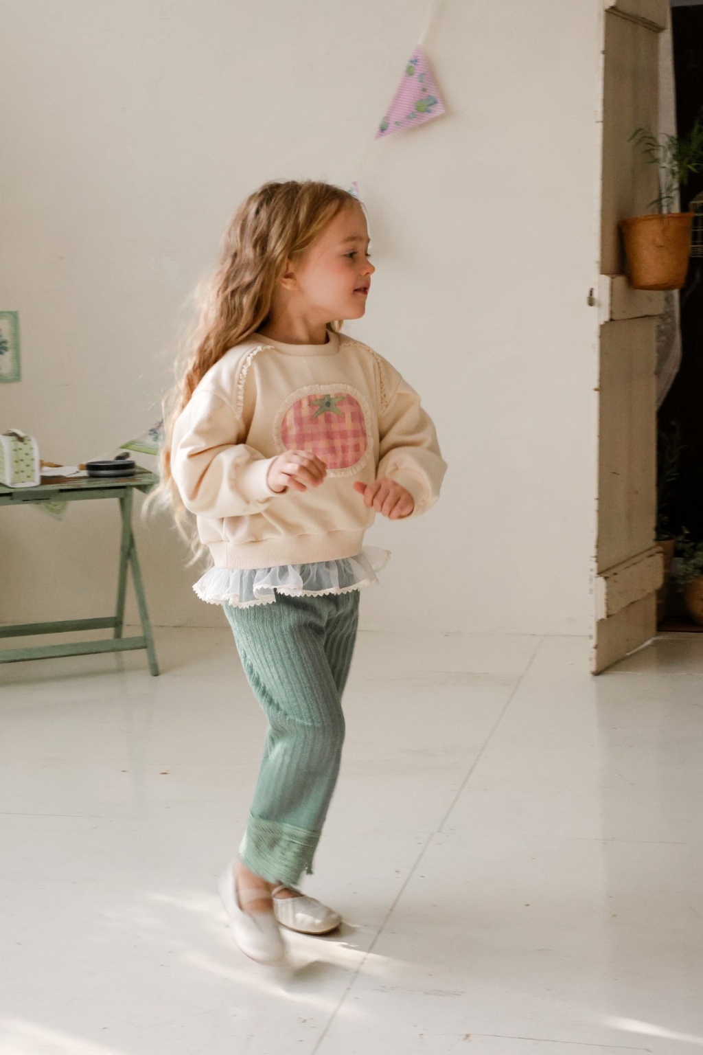 正韓春FLO 兩色蕾絲格子草莓上衣