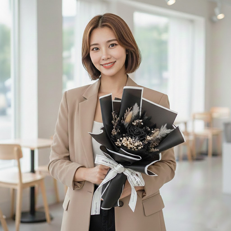 短髮女生拿著黑白色系花束在優雅室內環境