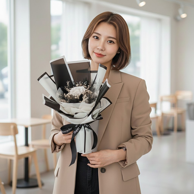 短髮女生拿著黑白色系花束在優雅室內環境