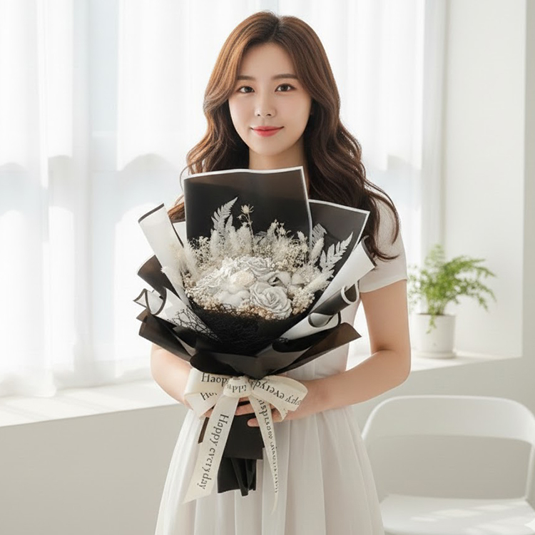 女生拿黑白色系香皂花束在白色窗邊