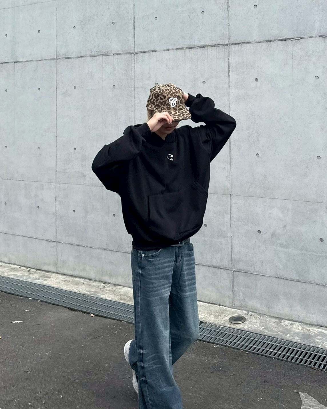 BOXY 飛鏢 刺繡 簡約 寬短 連帽 長袖 帽T