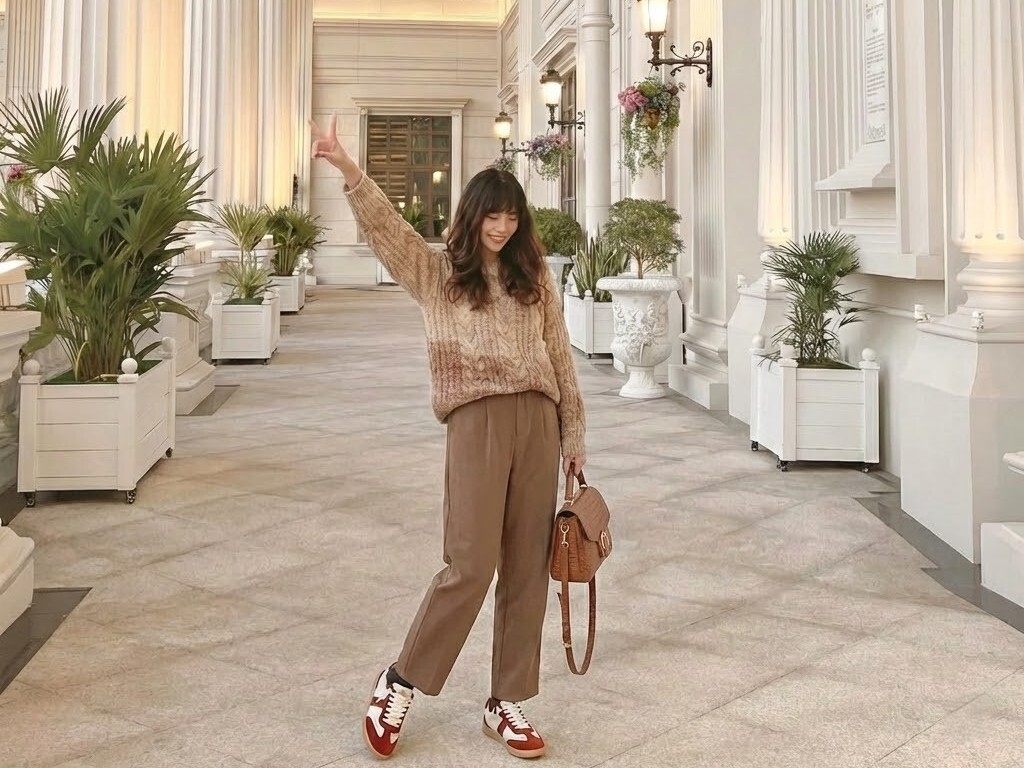 Sanly Joy 艾蜜莉真皮德訓鞋穿搭示範，在嘉義佐登妮絲城堡藝術廊道漫步，T 字麂皮拼接復古時尚，搭配吸汗豚皮內裡與舒適鞋墊，是征服萬坪園區久走不累的逛街鞋推薦。