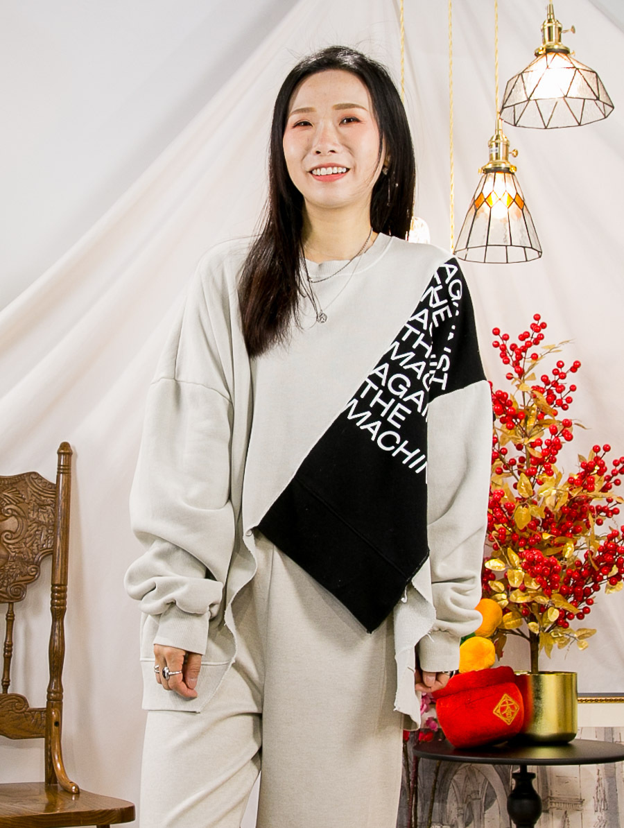 開倉低至半價😱FINALSALE📣 英文字PRINT．不規則下擺．拼色內抓毛衛衣料TOP【不設退換】