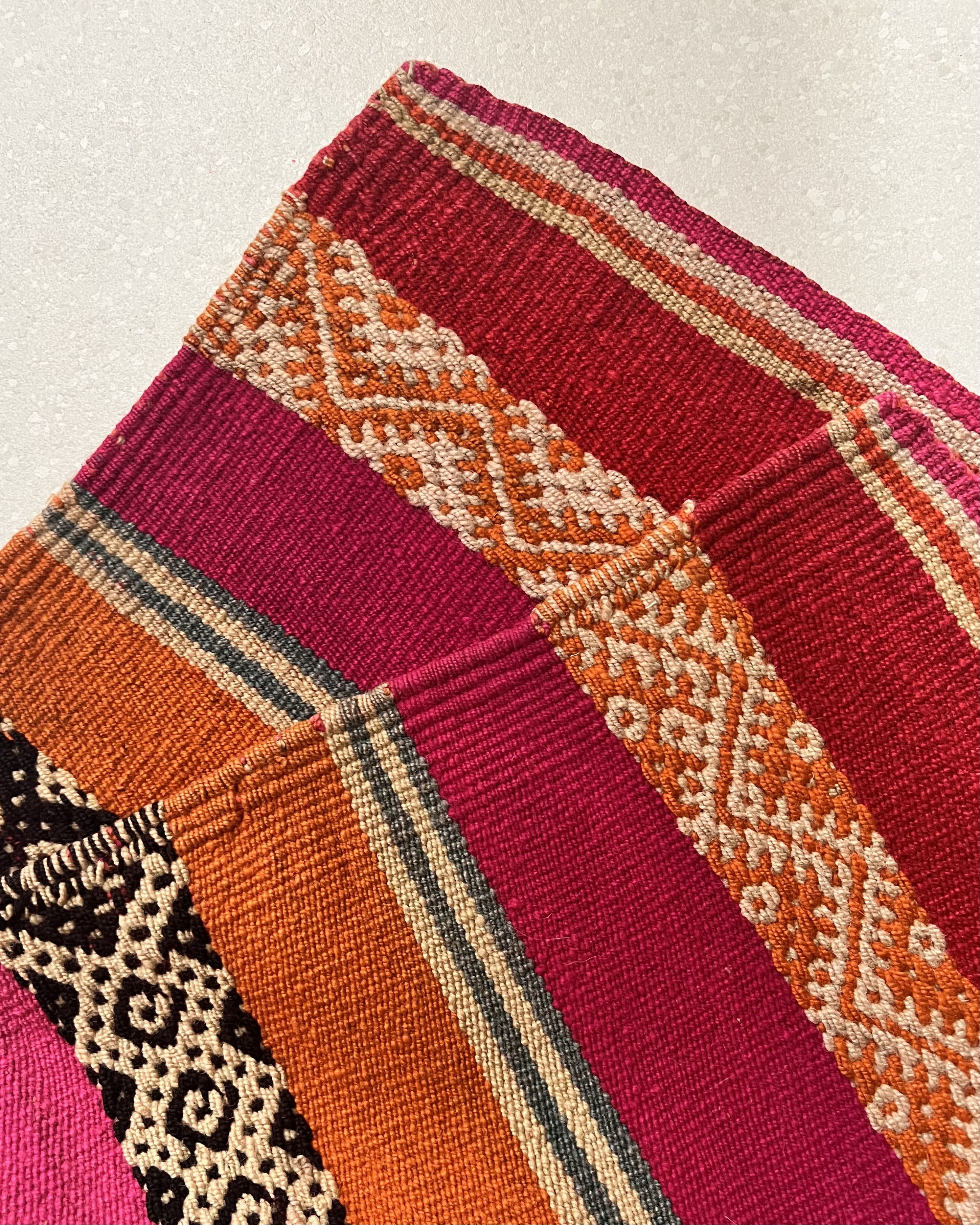 紅色與黑色菱形 | 老件手工編織毯