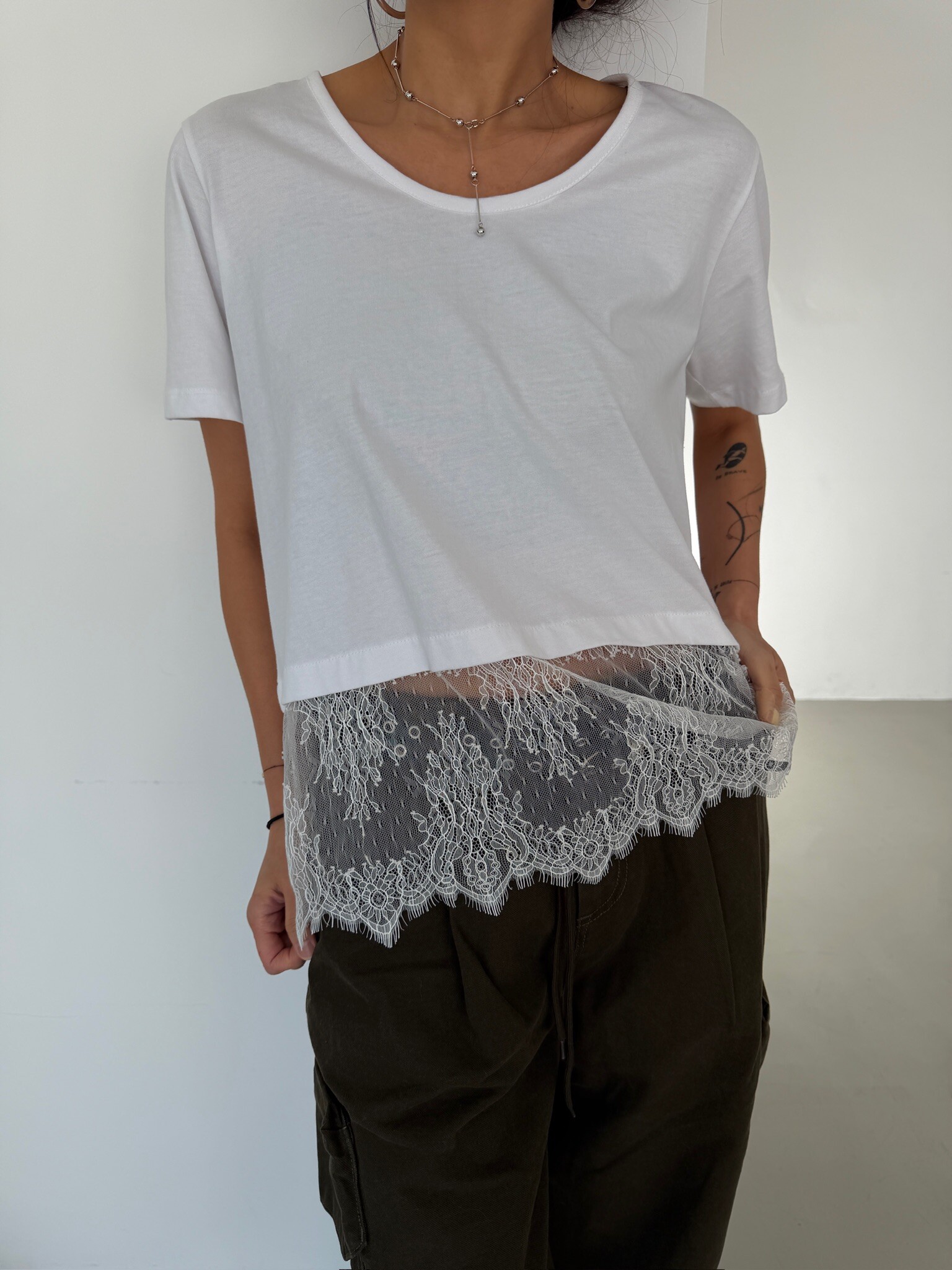 Lace hem U neck tee