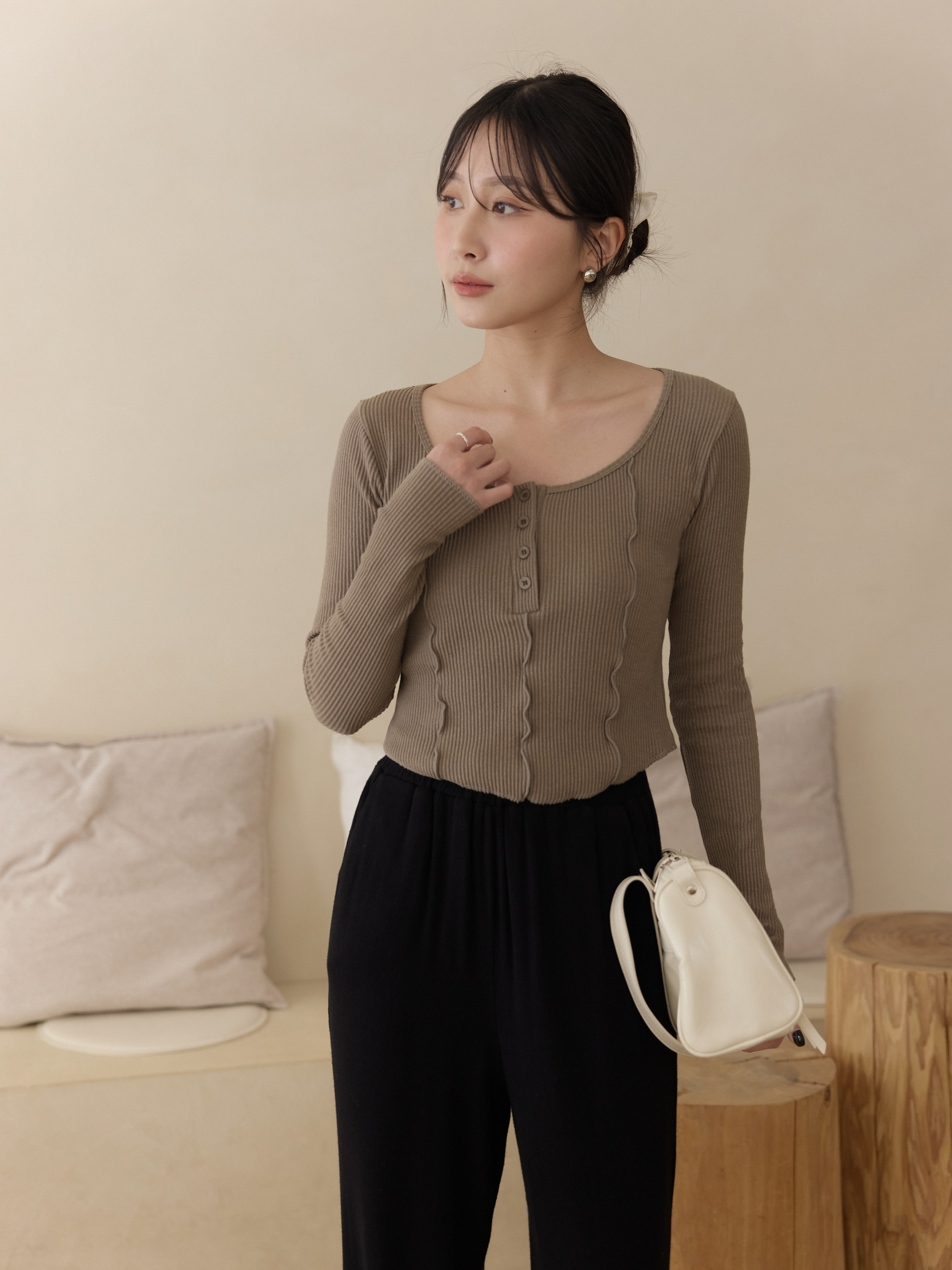 大圓領捲邊線排釦上衣