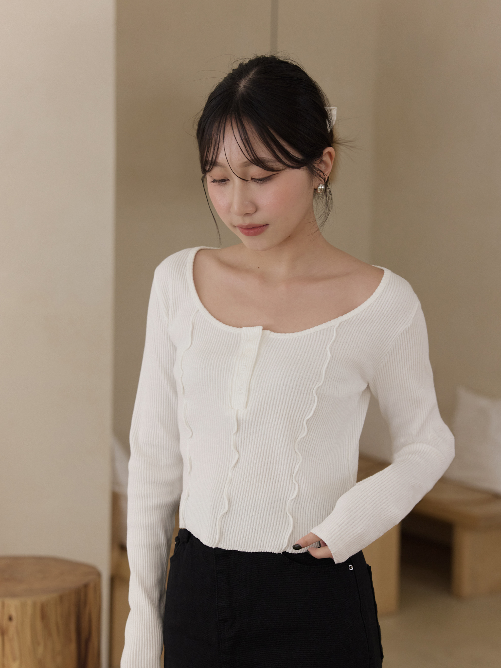 大圓領捲邊線排釦上衣