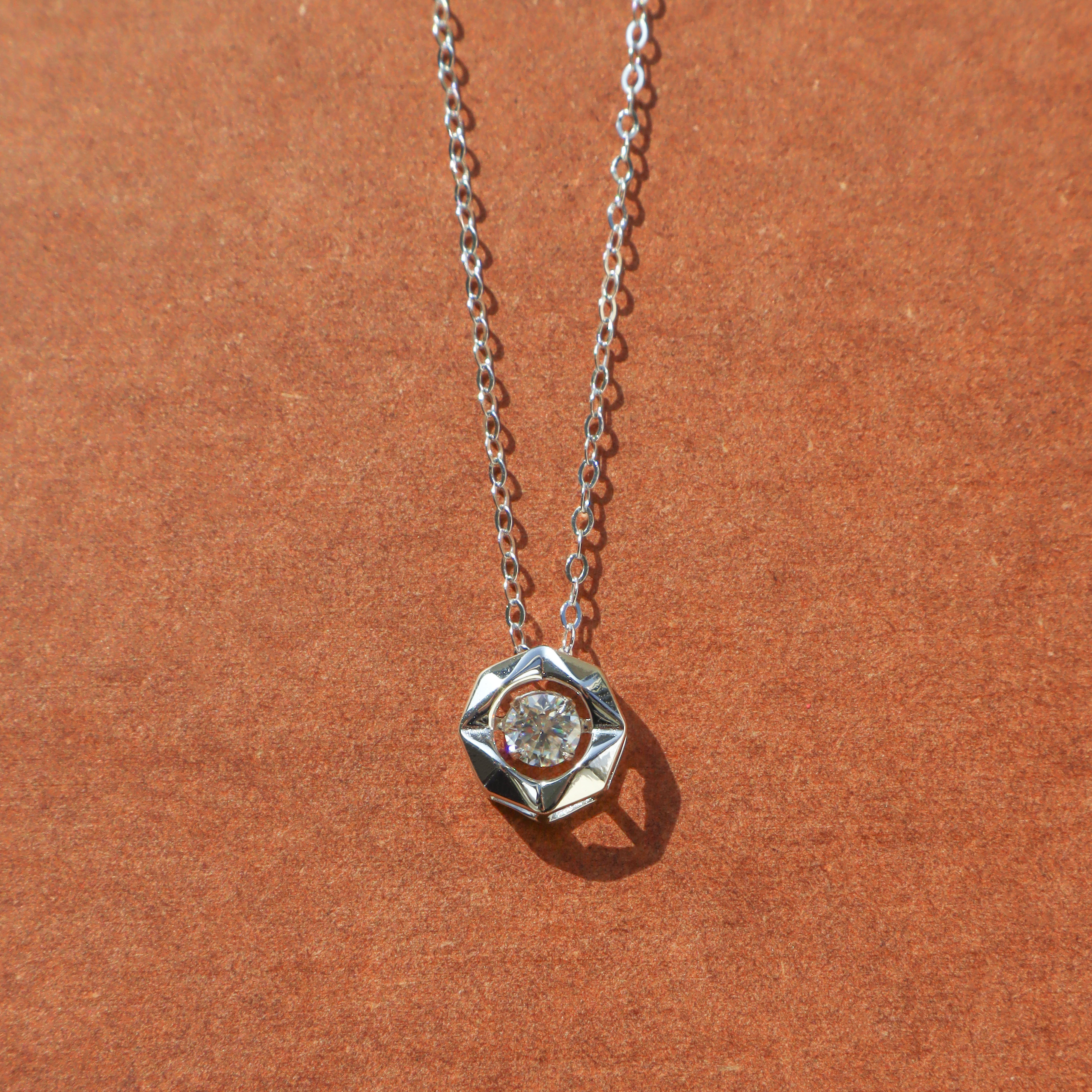 Silver/菱格光芒．靈動莫桑鑽項鍊