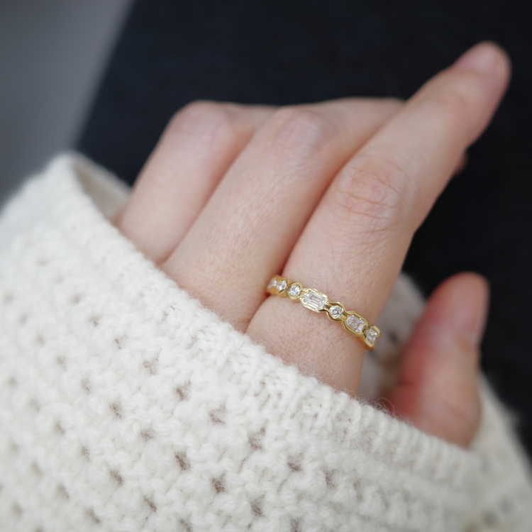 祖母綠形與圓形鑽石渾身戒指