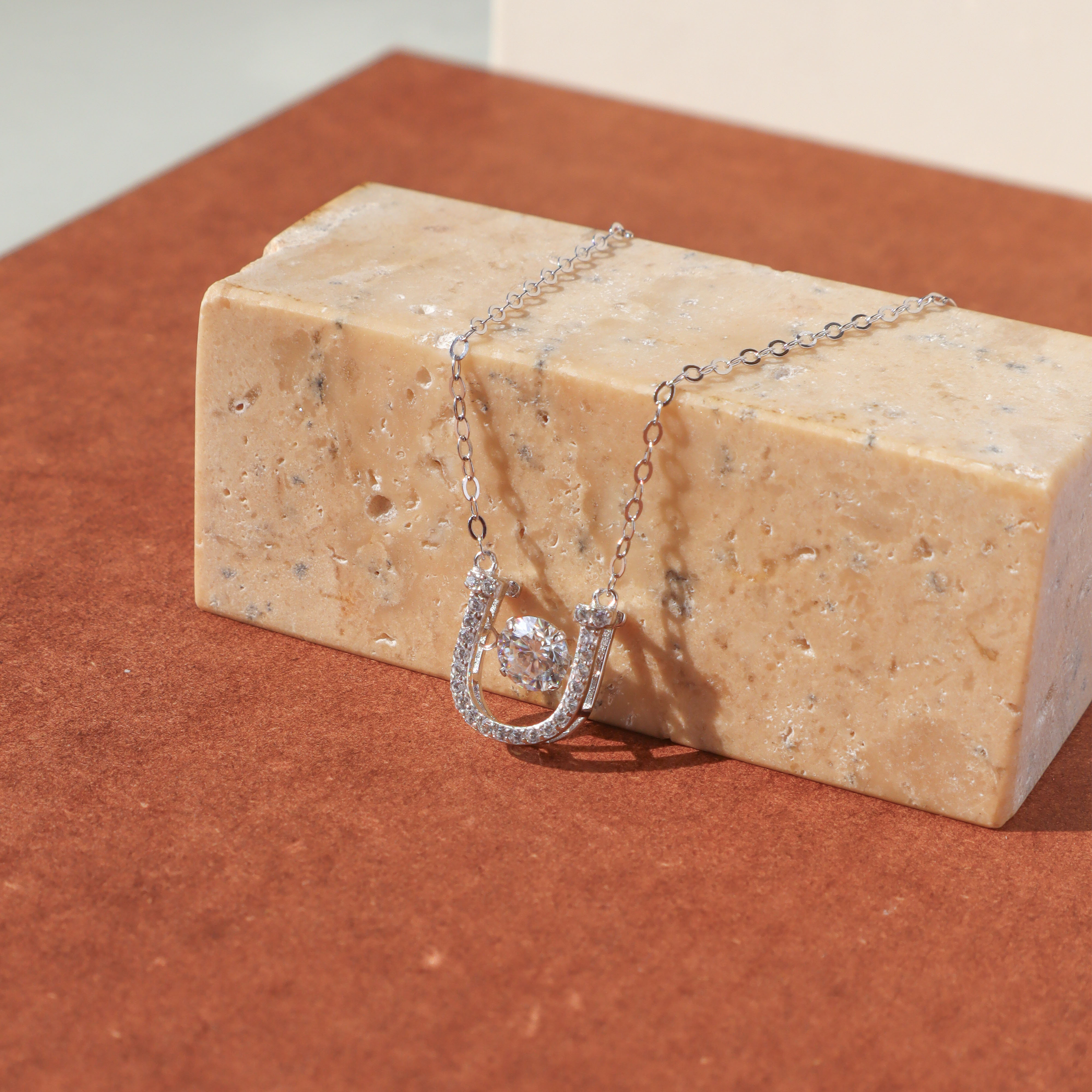 Silver/好運馬蹄．靈動莫桑鑽項鍊