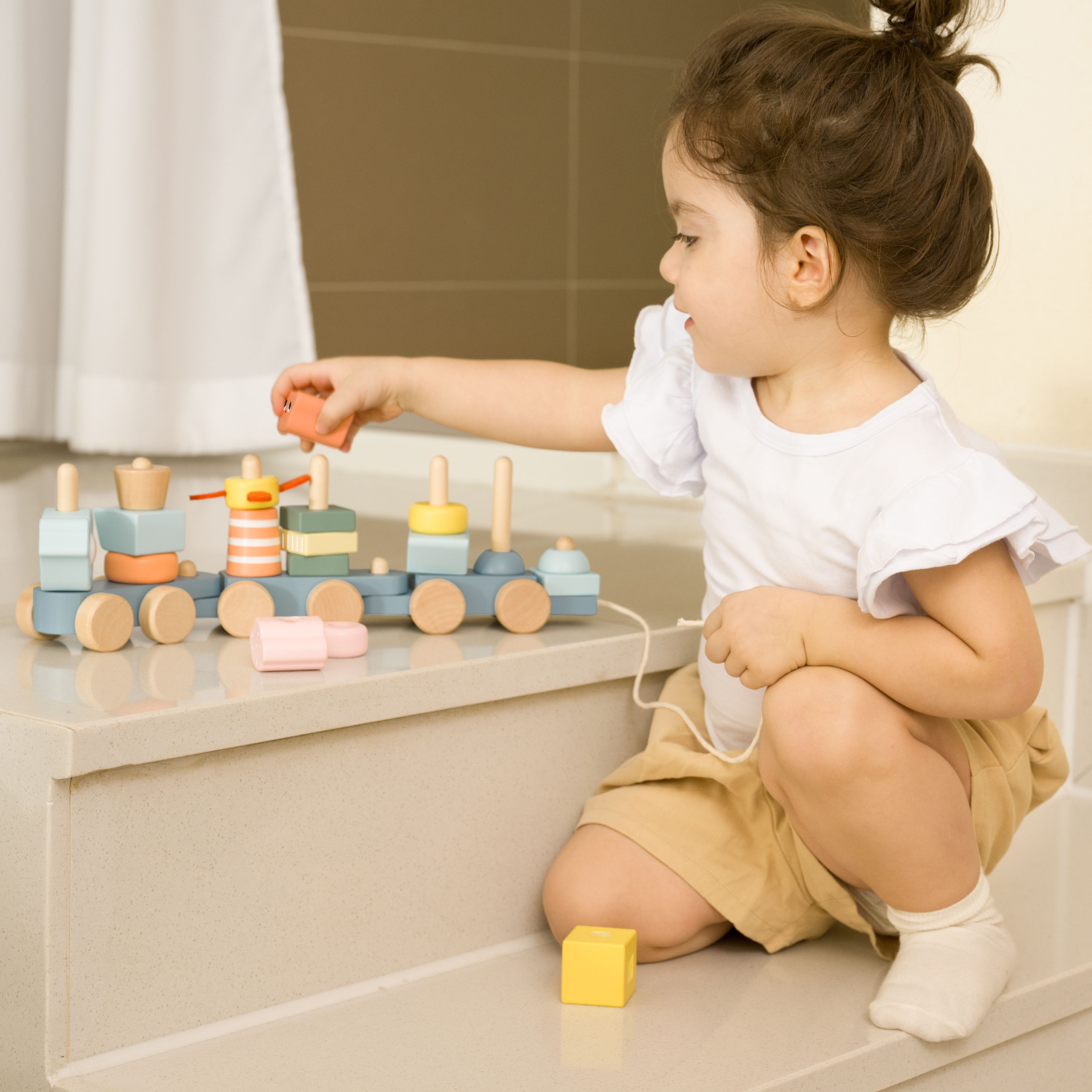 幼兒操作 Classic World 海洋樂園木製積木拉車，結合步行與積木堆疊功能，促進手眼協調與大肌肉發展。