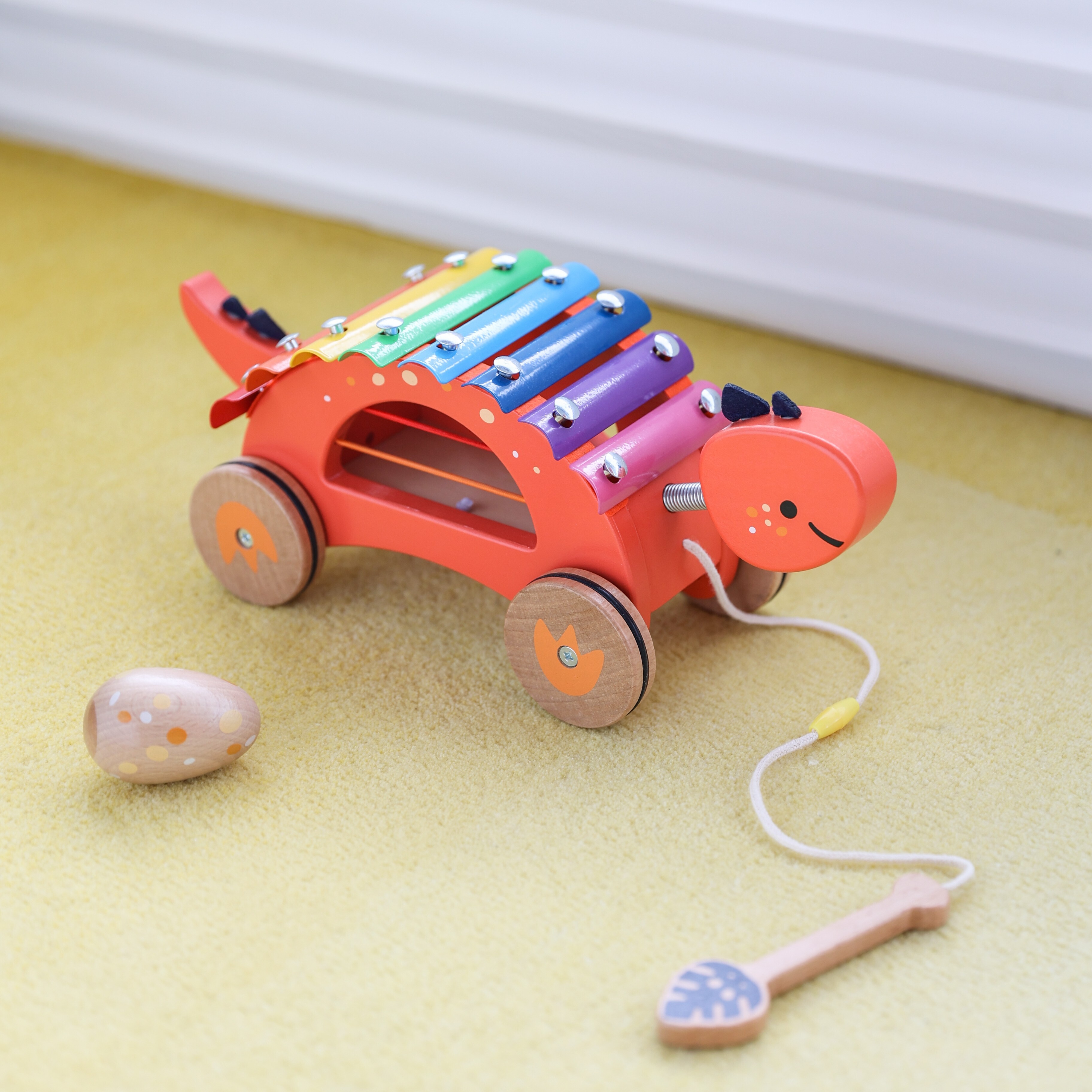 Classic World 恐龍敲敲琴拉車，具備彩虹琴鍵與拉行功能，是陪伴幼兒練習走路的聲響玩具。