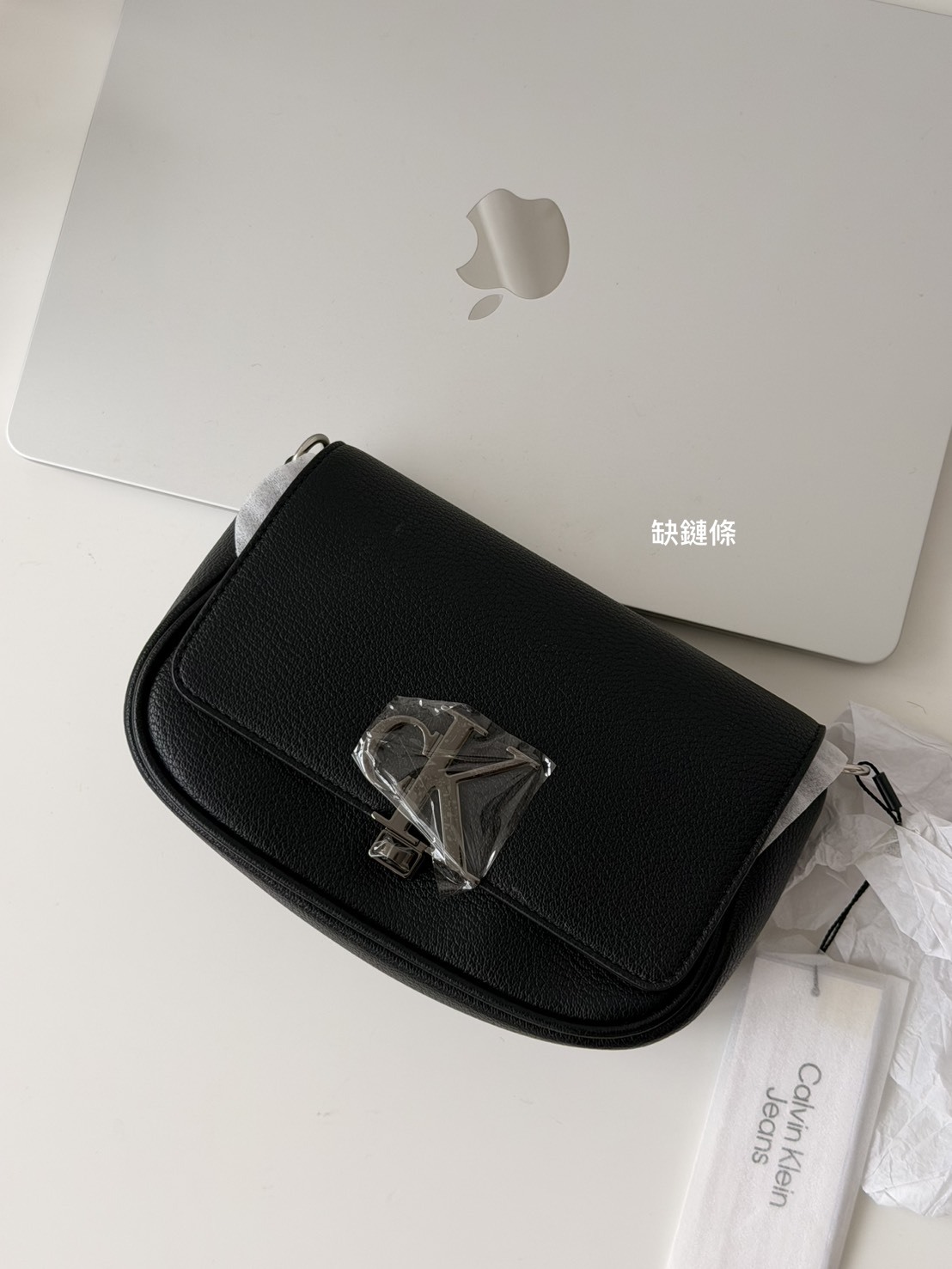 <不管多賠‼就是要清🔥> NG- Calvin Klein 金屬Logo翻蓋單肩腋下包 黑色