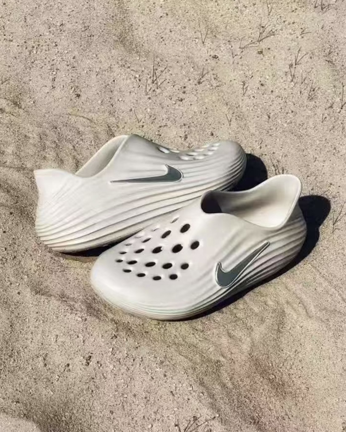 NIKE REACTX  洞洞鞋 奶油白