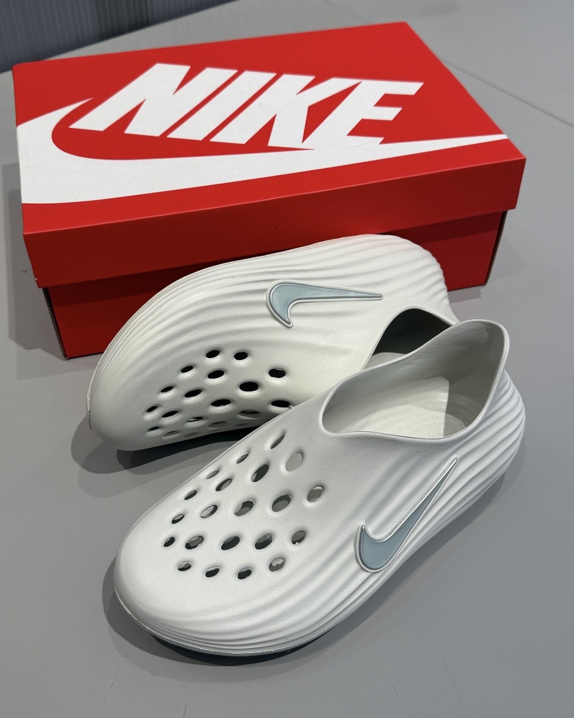 NIKE REACTX  洞洞鞋 奶油白