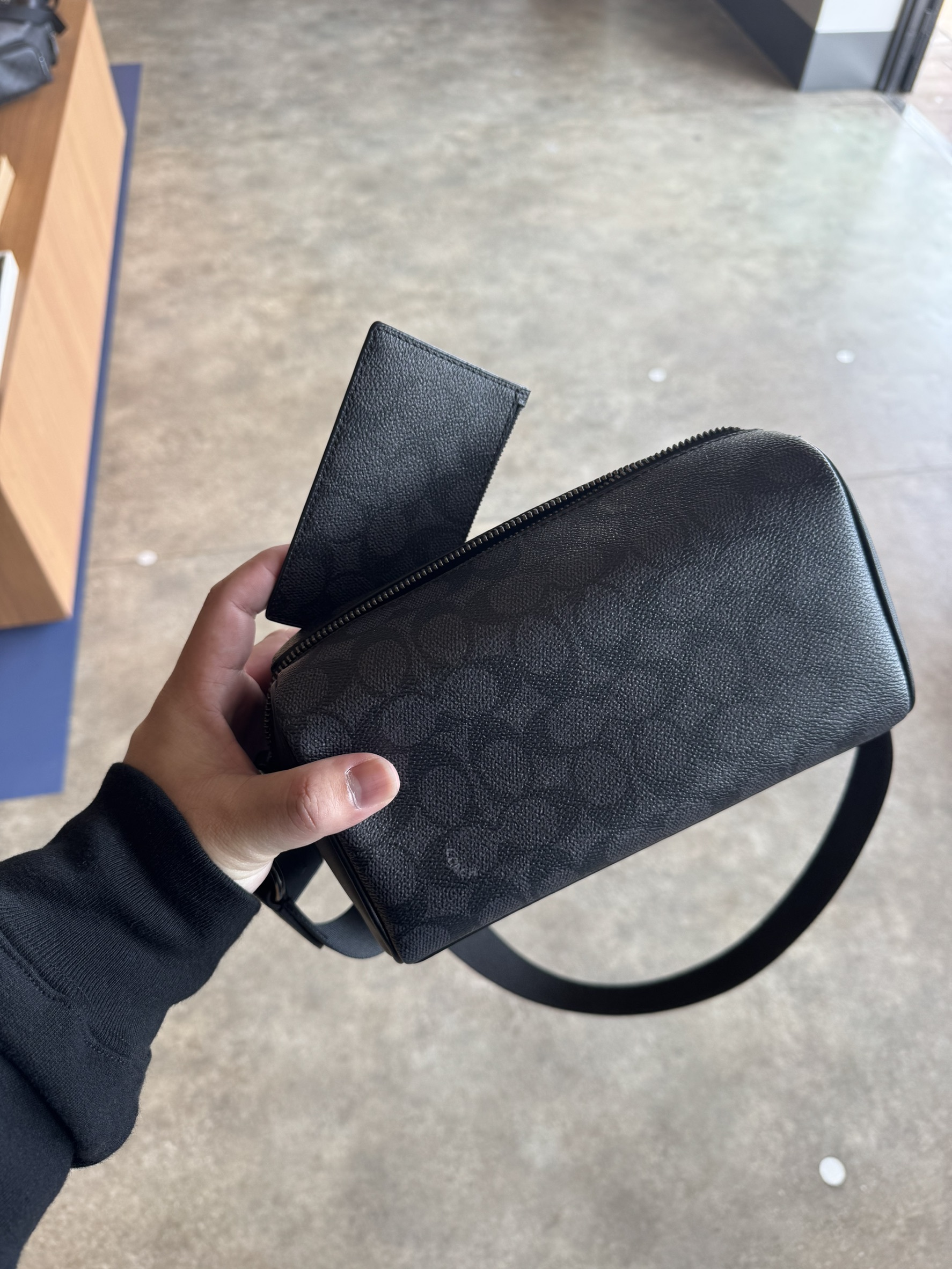 日本連線代購 COACH 滿版LOGO 二合一枕頭包 斜背包