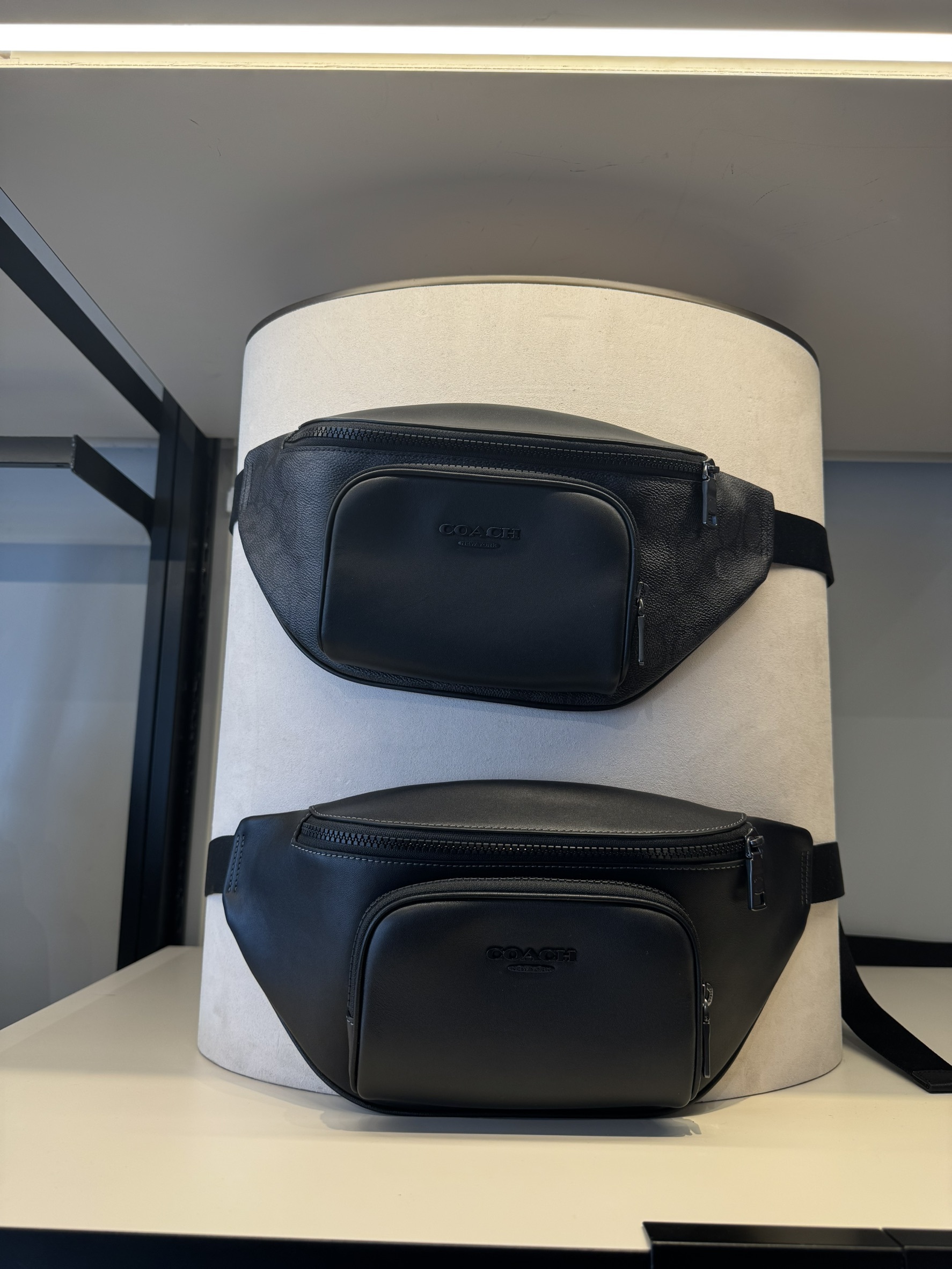 日本連線代購 COACH 滿版印花LOGO 側背包 碳黑色