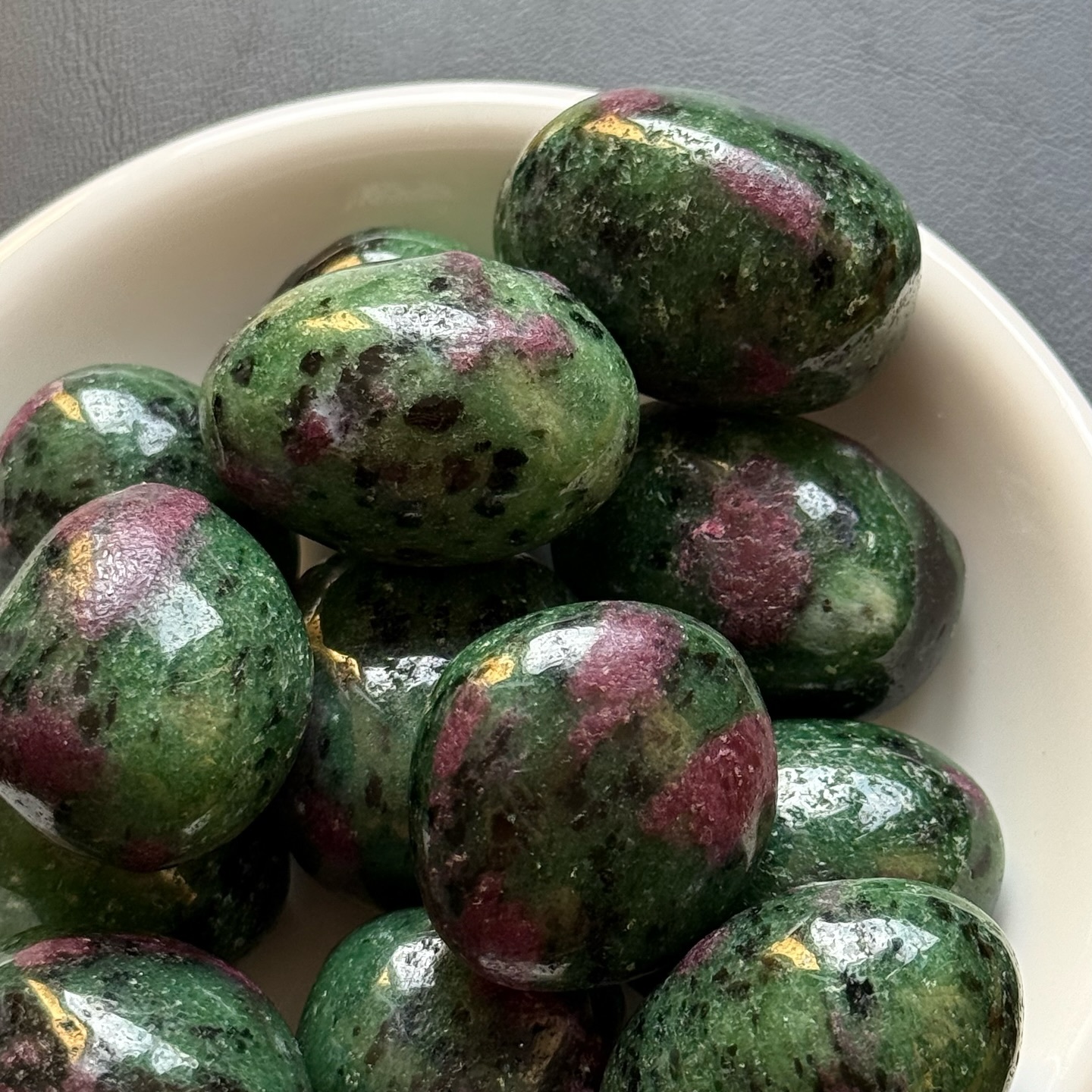 [原石] 紅寶黝簾石 / 紅綠寶 水晶滾石