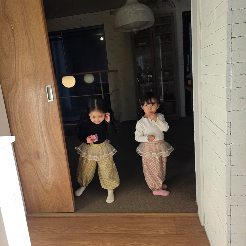 正韓春COLOR 兩色網紗拼接花朵褲