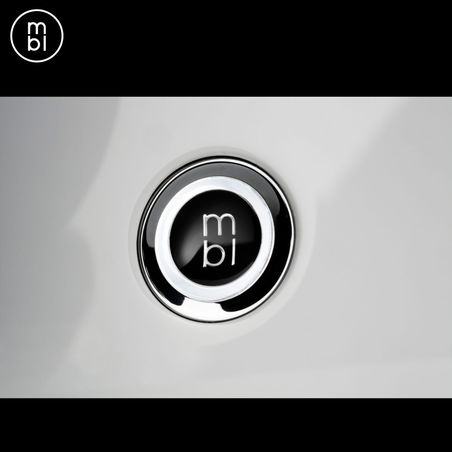 MBL Cadenza C21 Stereo Power Amplifier Top Logo Angle 3