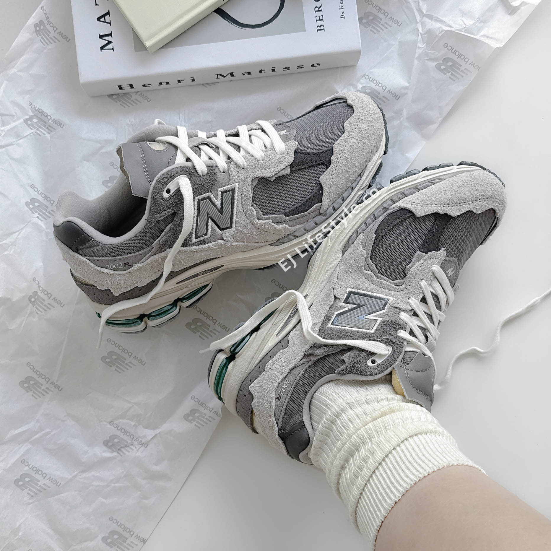 <奇蹟補貨‼️> NEW BALANCE 2002R NB 破壞解構 撕裂設計 破碎 雲雨灰 灰白 奶油白 男鞋 M2002RDA / 現貨