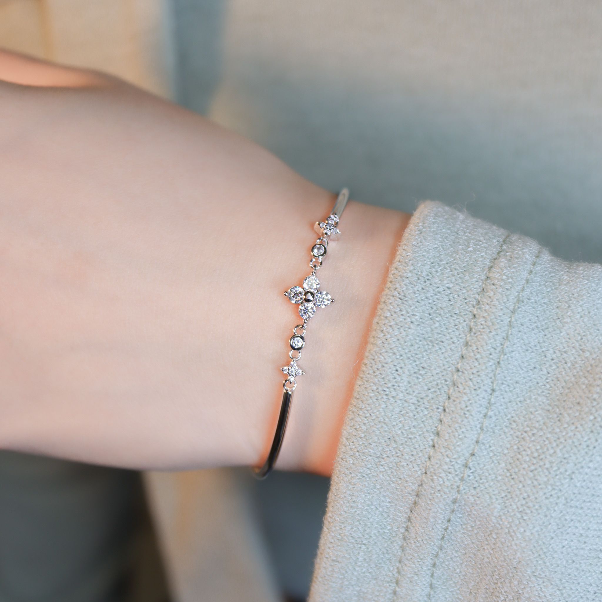 | 925純銀・ 厚鍍白金 ・莫桑石 | 鑽光唯一的幸福軟手鐲 | BR1470 |