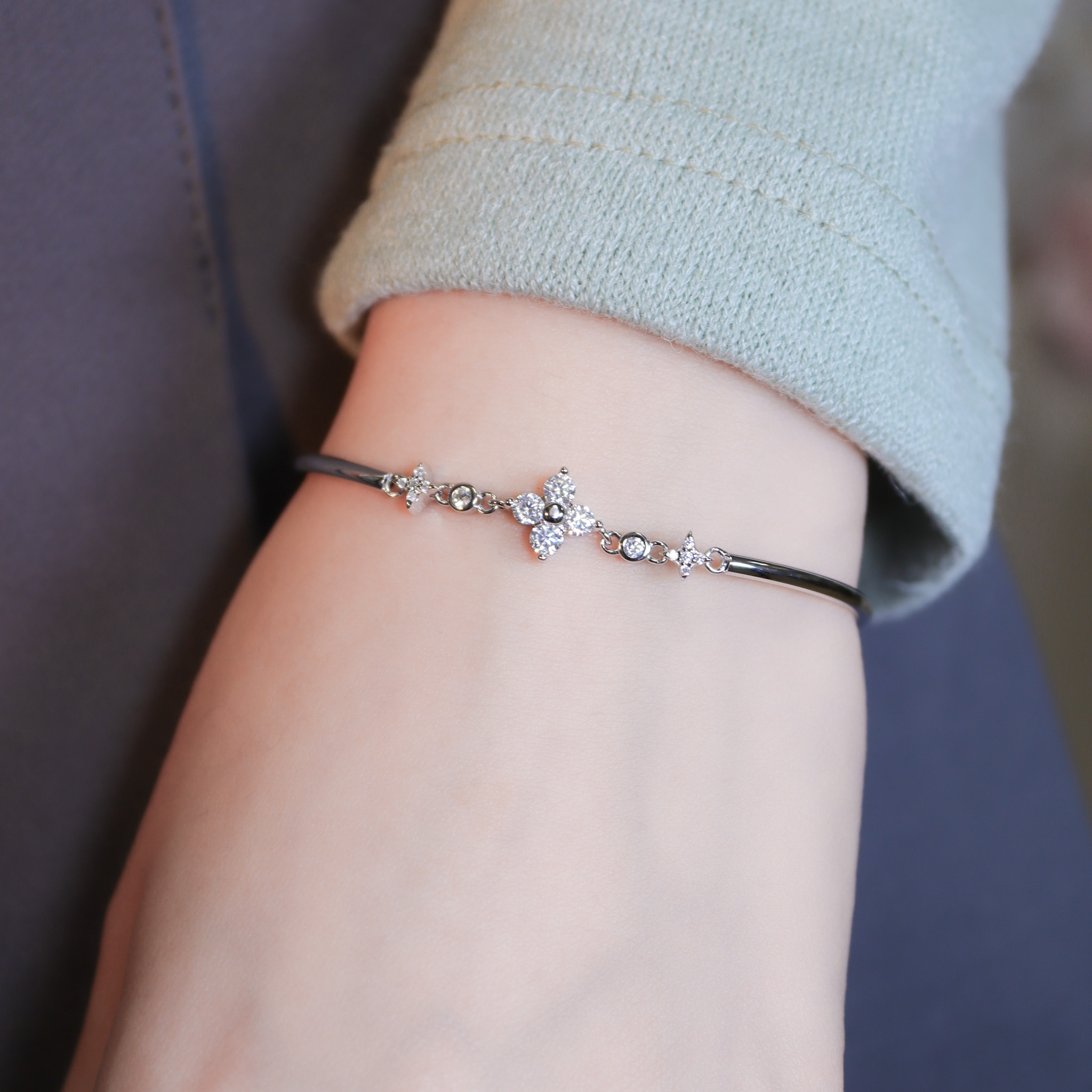 | 925純銀・ 厚鍍白金 ・莫桑石 | 鑽光唯一的幸福軟手鐲 | BR1470 |