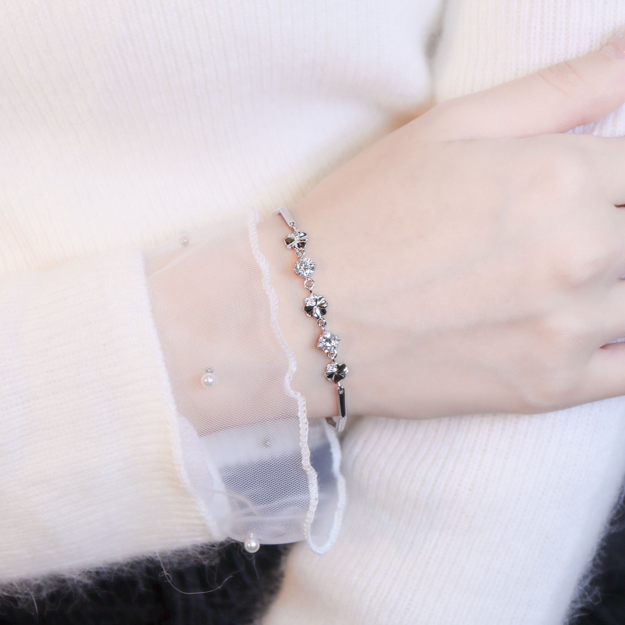 | 925純銀・ 厚鍍白金 ・莫桑石 | 鑽光滿滿幸福軟手鐲 | BR1469 |