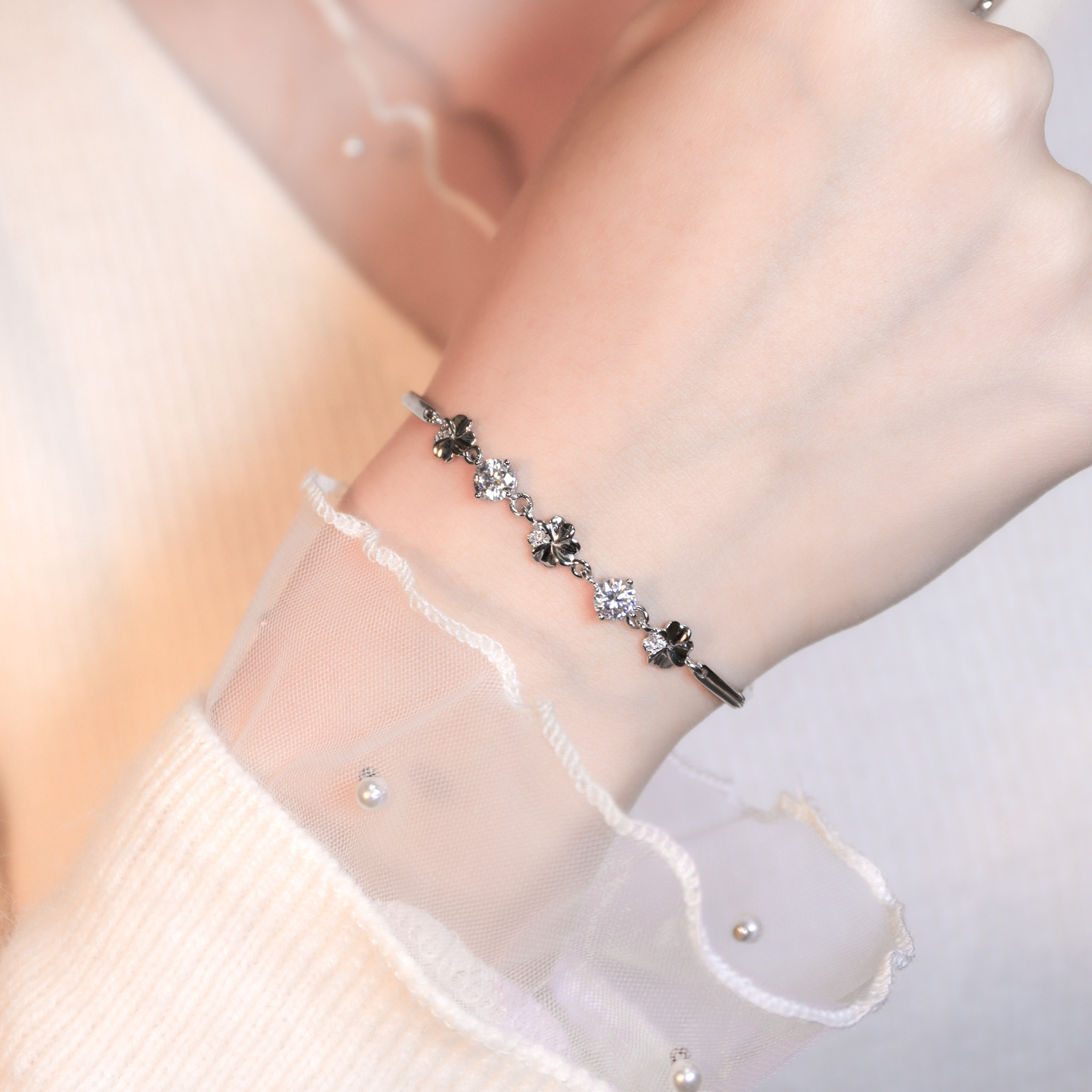 | 925純銀・ 厚鍍白金 ・莫桑石 | 鑽光滿滿幸福軟手鐲 | BR1469 |