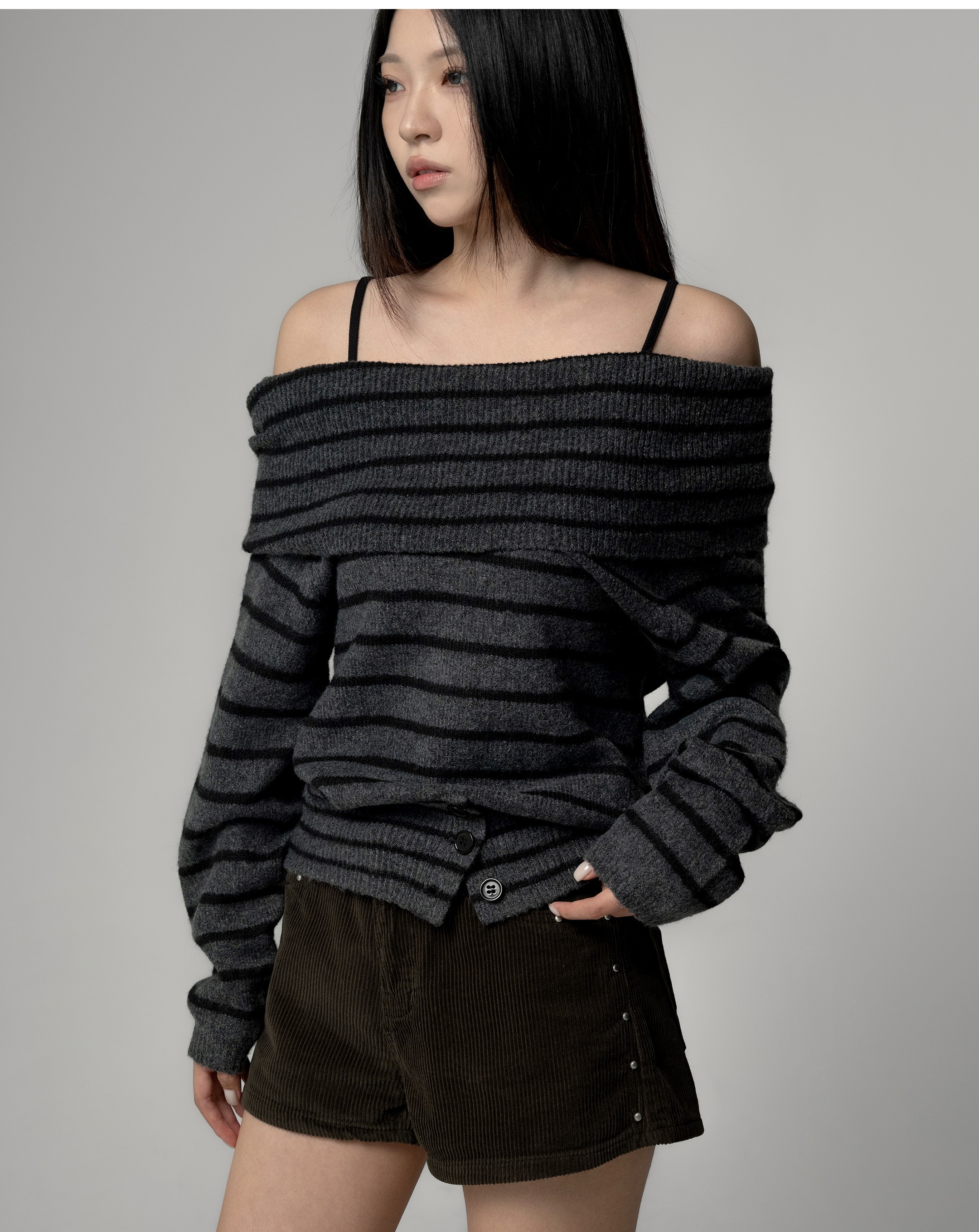 NOIRMUTE STRIPED BUTTON OFF-SHOULDER KNIT