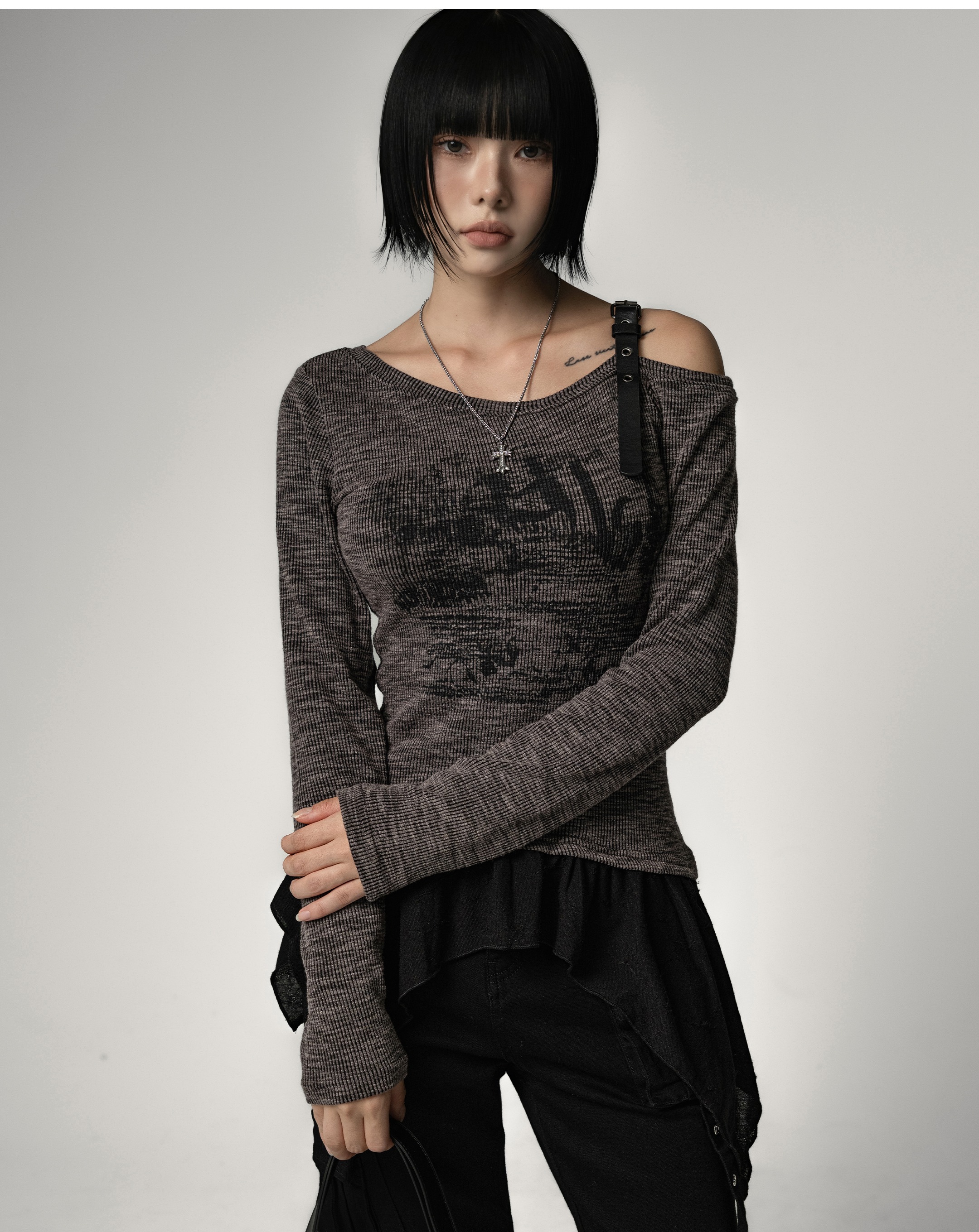 NOIRMUTE OFF-SHOULDER BELT SHIRRING LONG SLEEVE TEE
