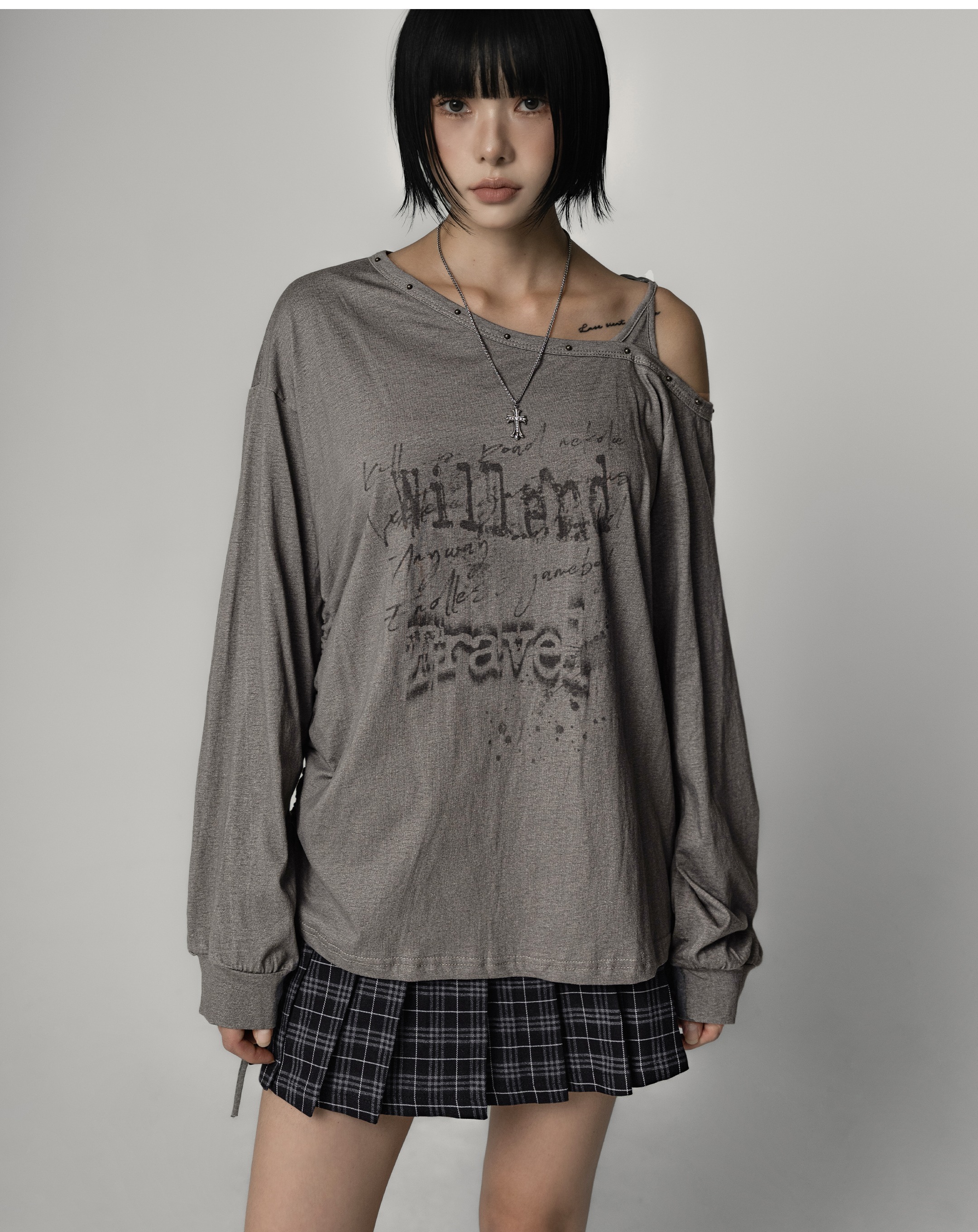 NOIRMUTE OFF-SHOULDER LETTER SHIRRING STRAP LONG SLEEVE TEE