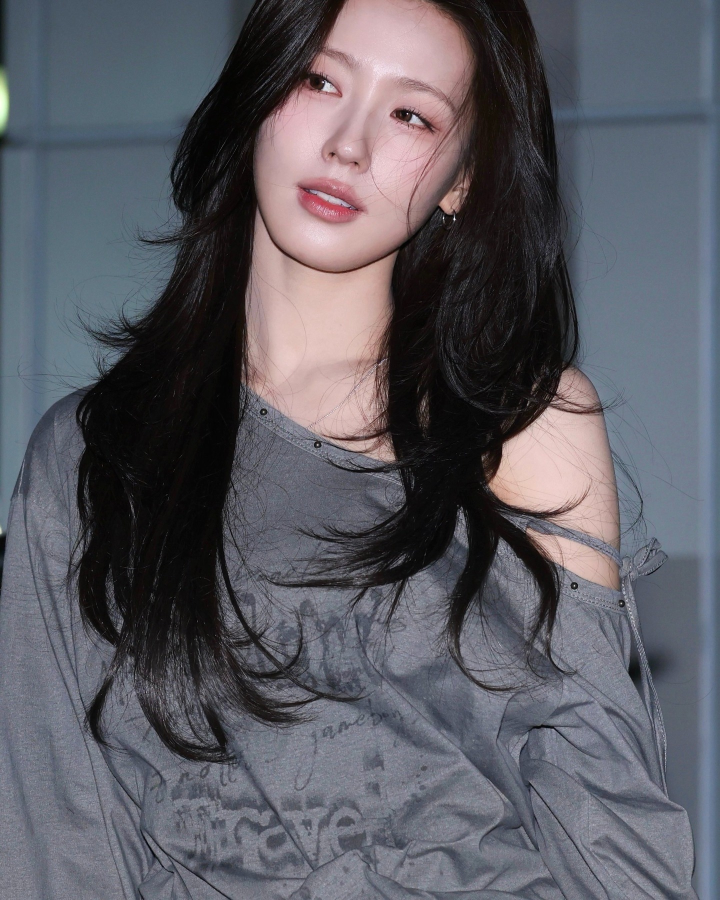 NOIRMUTE OFF-SHOULDER LETTER SHIRRING STRAP LONG SLEEVE TEE