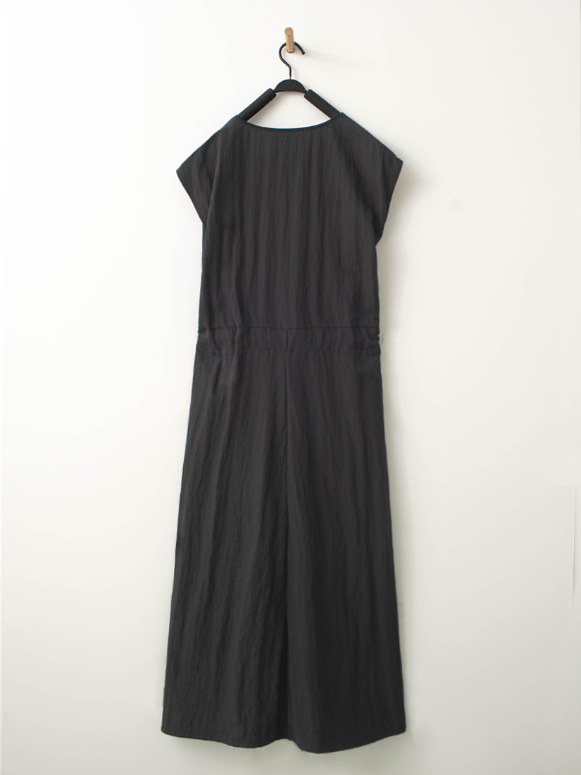 素色紋理感綁帶無袖長洋裝