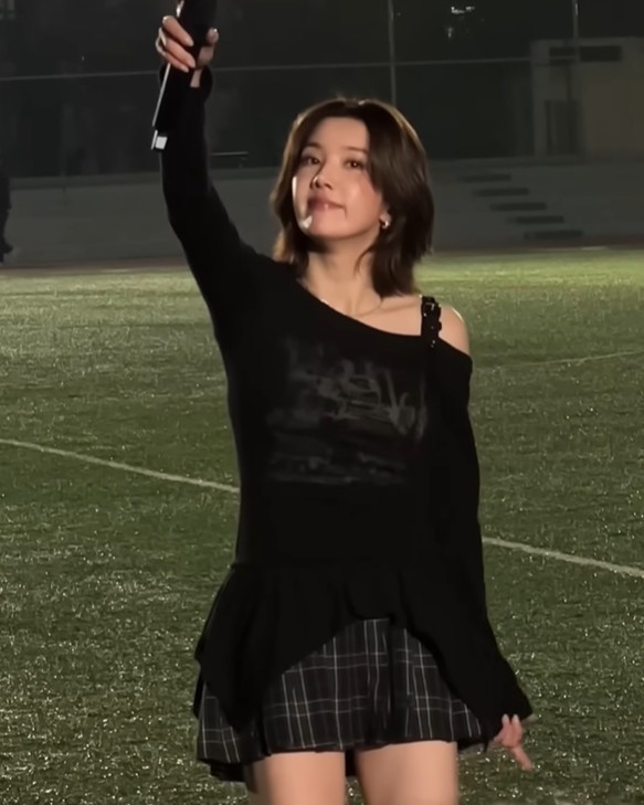 NOIRMUTE OFF-SHOULDER BELT SHIRRING LONG SLEEVE TEE